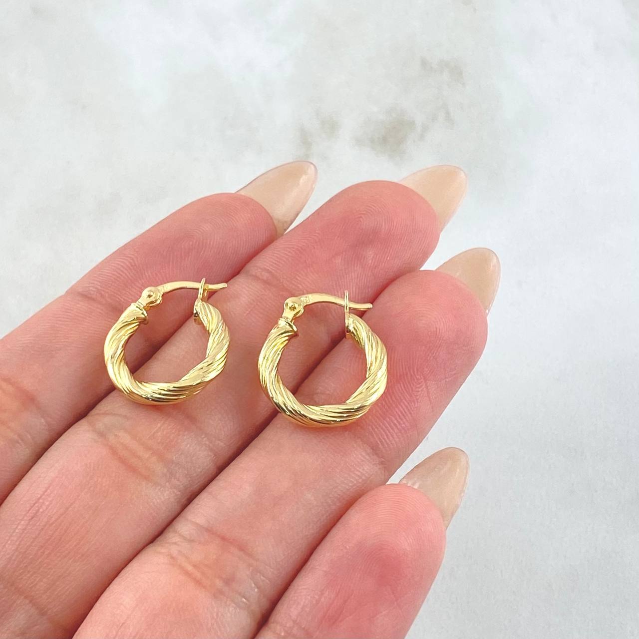 Emmi Hoop Earrings 1.45gr / 3/4 in / 18K Gold ©