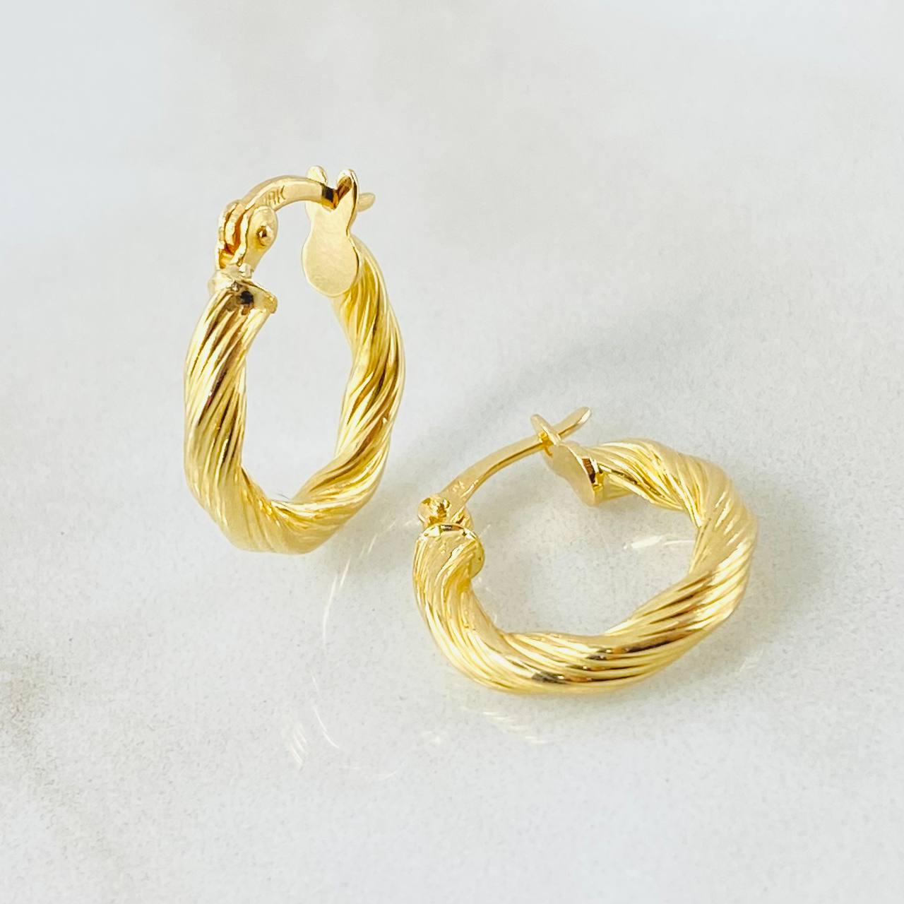 Emmi Hoop Earrings 1.45gr / 3/4 in / 18K Gold ©