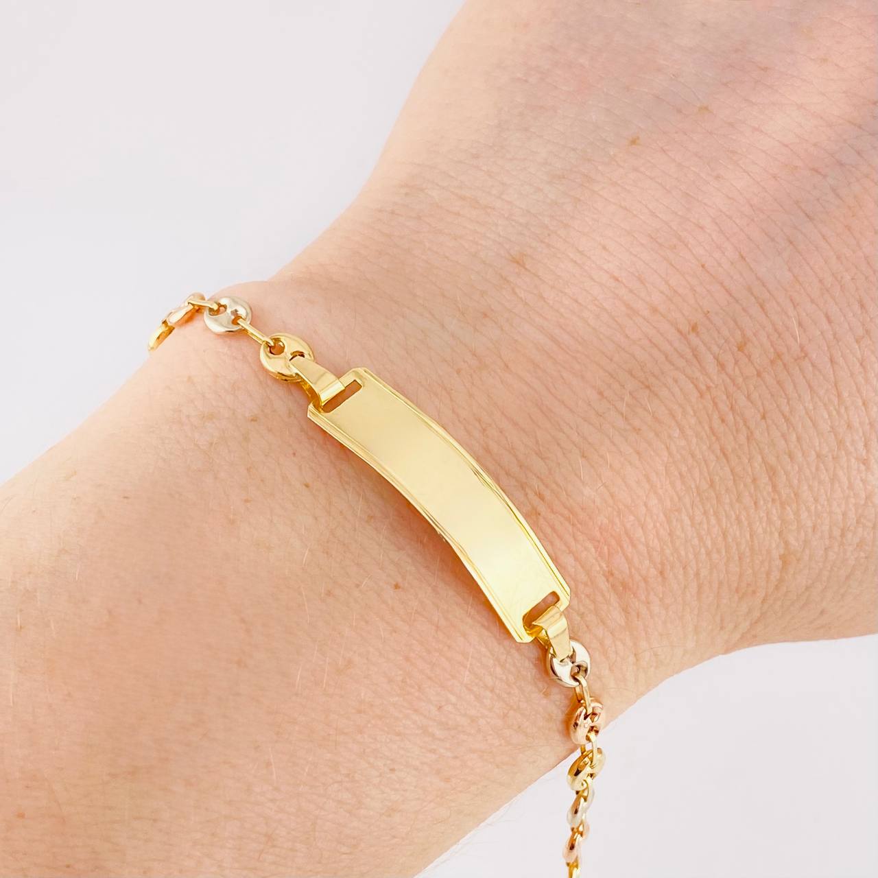 Bracelet Gc curved rectangular plate 2.6g / 7 in / 4.2mm Three Golds 18K