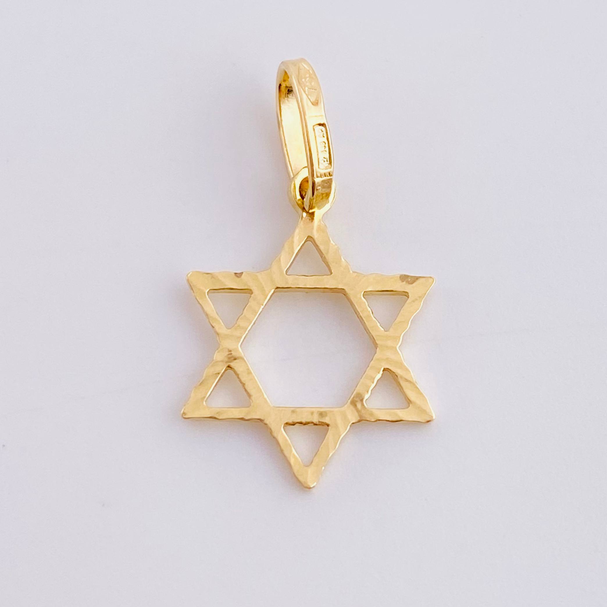Dije Estrella de david diamantada 0.6g / 3/4 in Oro Amarillo 18K