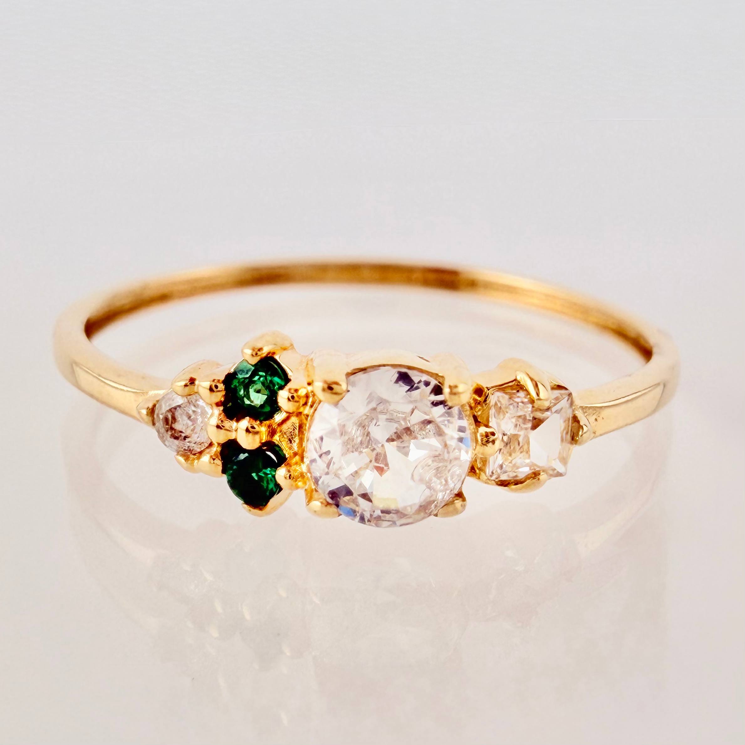 Anillo Solitario Flores Delicadas 0.9gr / T5 / Oro Amarillo 18K