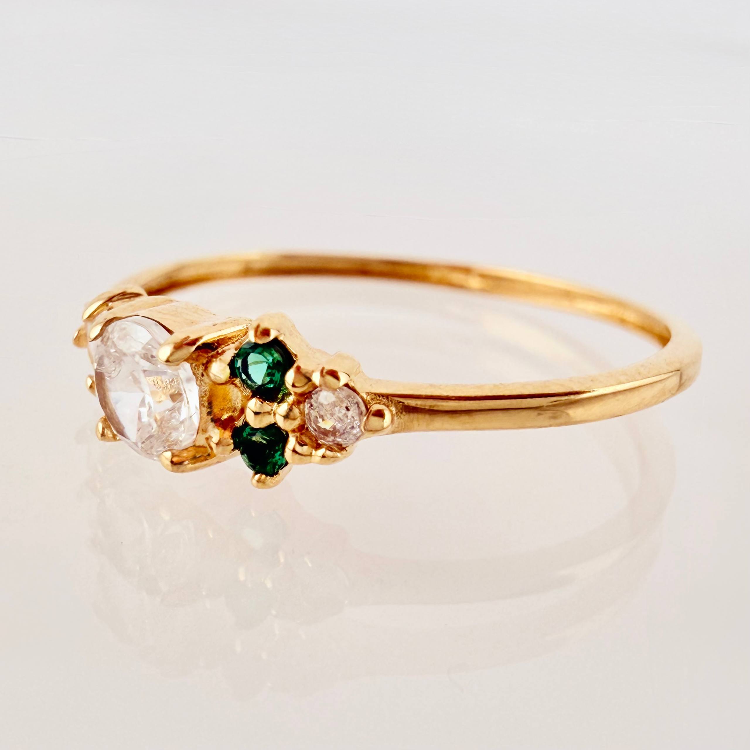 Anillo Solitario Flores Delicadas 0.9gr / T5 / Oro Amarillo 18K