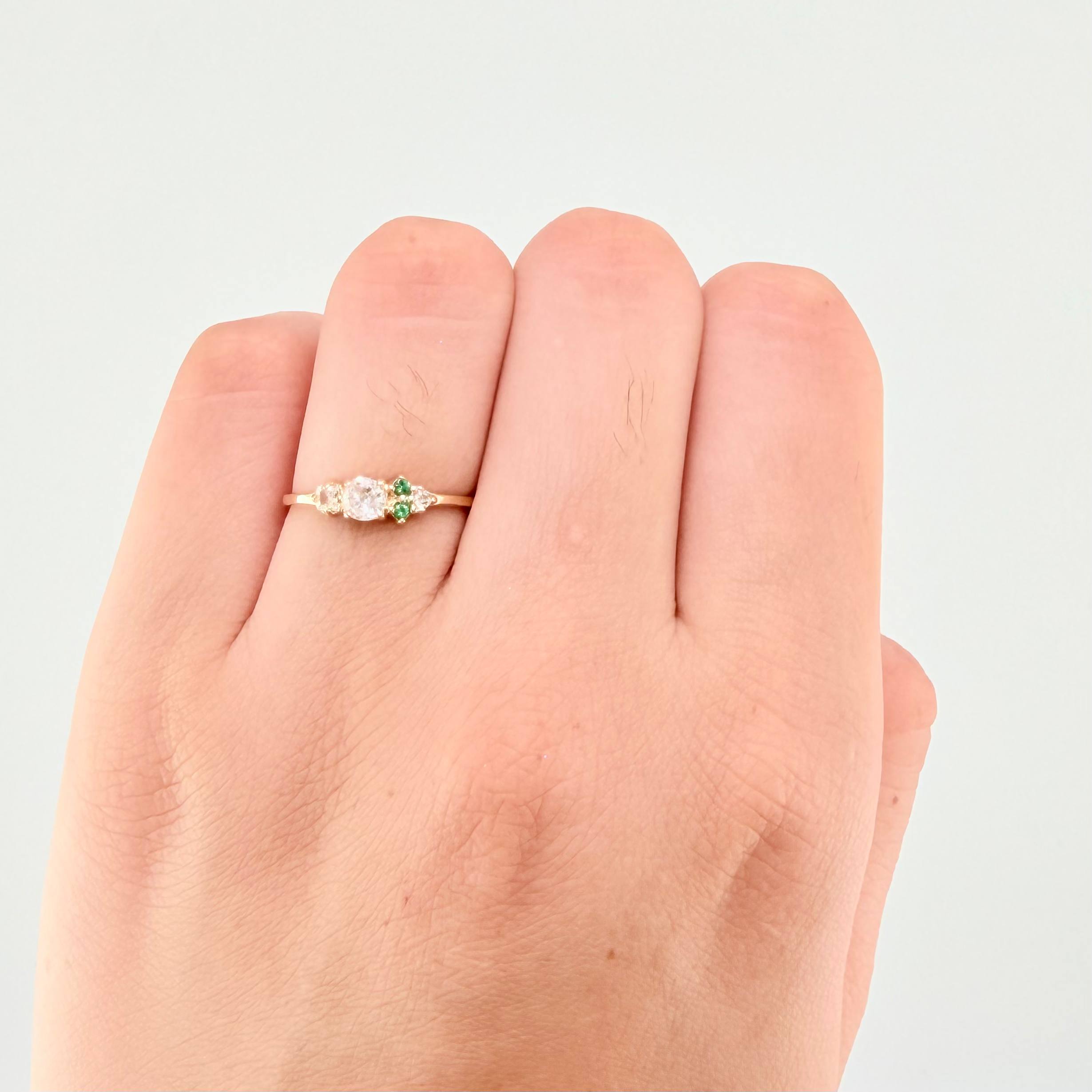 Anillo Solitario Flores Delicadas 0.9gr / T5 / Oro Amarillo 18K