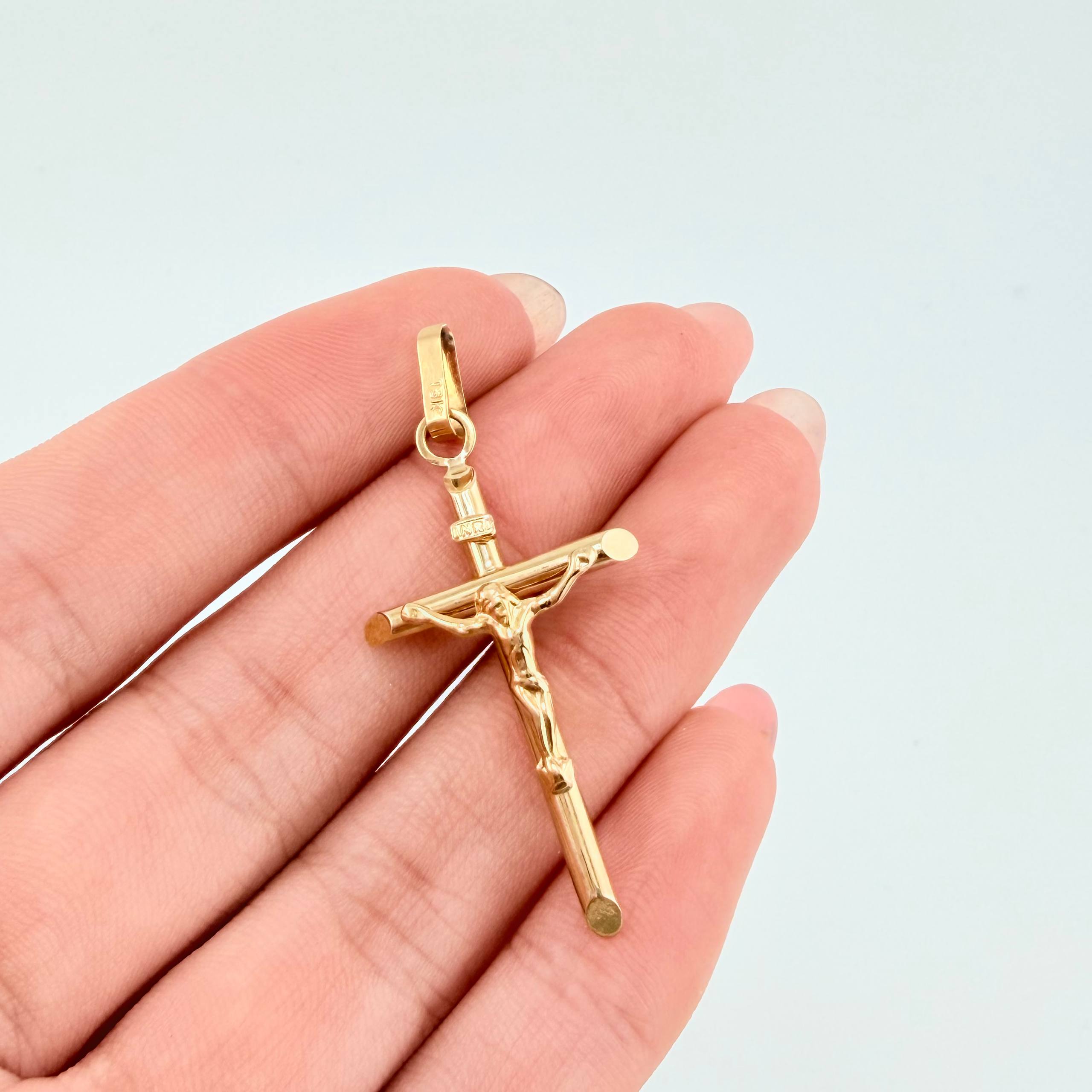 Dije Cruz Cristo 1.45gr / 1 1/2 in / Oro Amarillo 18K *