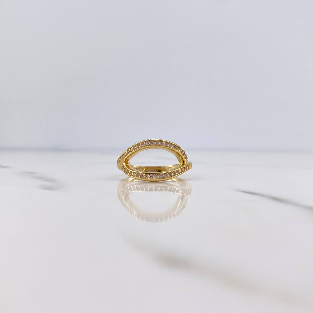Oval Ring 3.1gr / Size 7 3/4 / White Zircons 18K Yellow Gold $