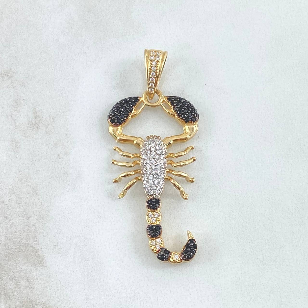 Dije Escorpion 6.15gr / 4.9cm / Circones Blancos Negros Oro Amarillo 18K ©