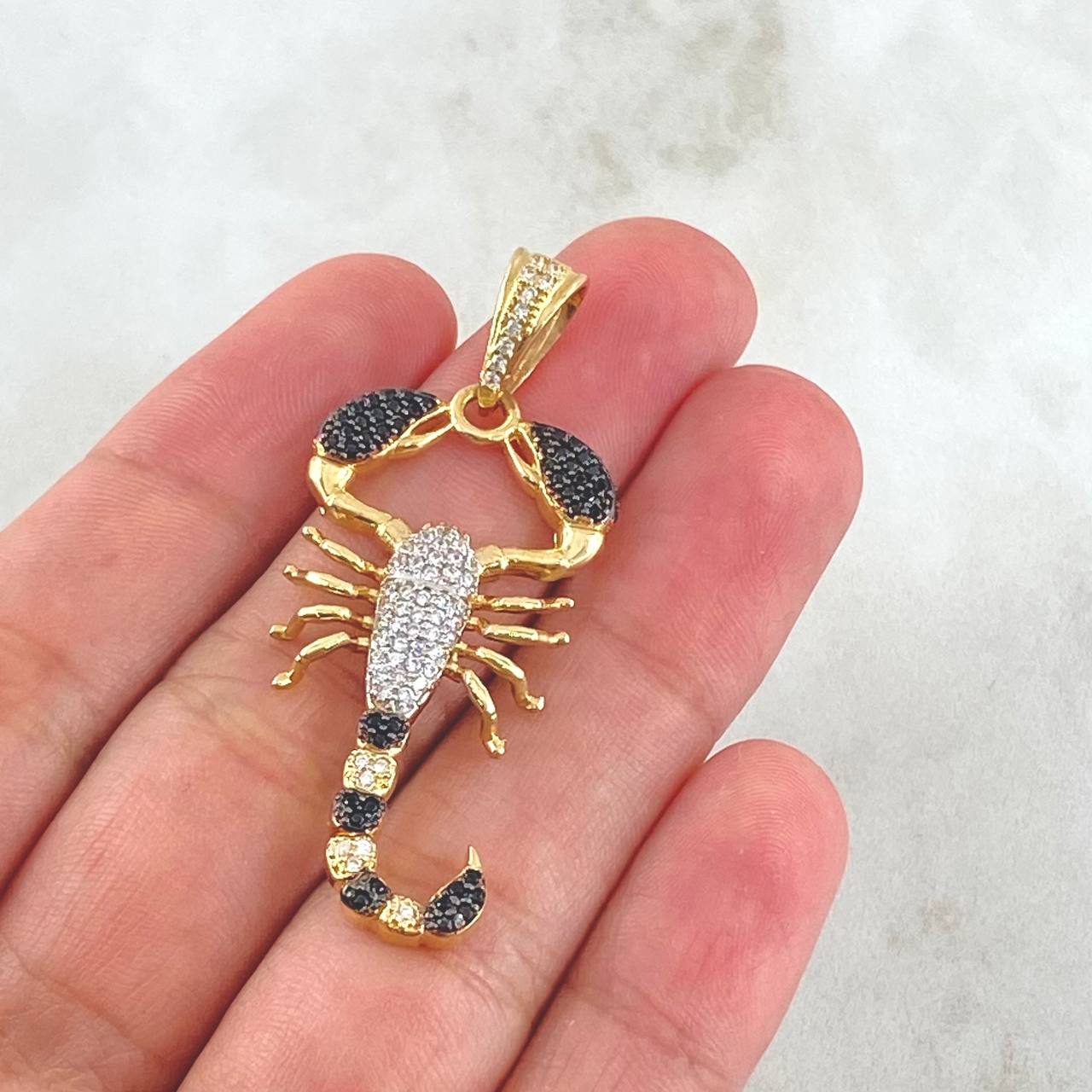 Dije Escorpion 6.15gr / 4.9cm / Circones Blancos Negros Oro Amarillo 18K ©