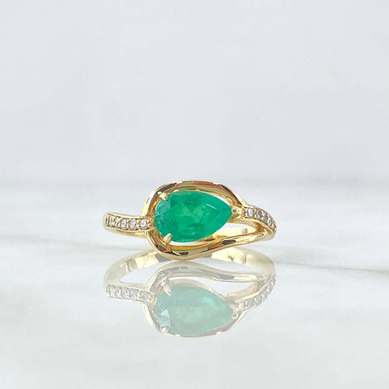 Horizontal Drop Soliario Ring 3.5gr / Size 7 / Emeralds 1.12cts - White Diamonds 0.09cts 18K Yellow Gold (Jewel)