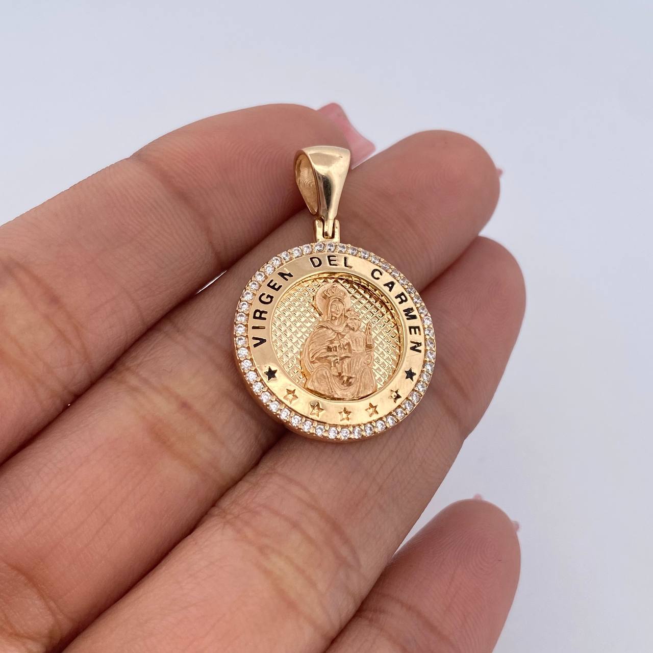 Dije Virgen Del Carmen 4.35gr / 2.9cm / Circones Blancos Oro Amarillo 18K $