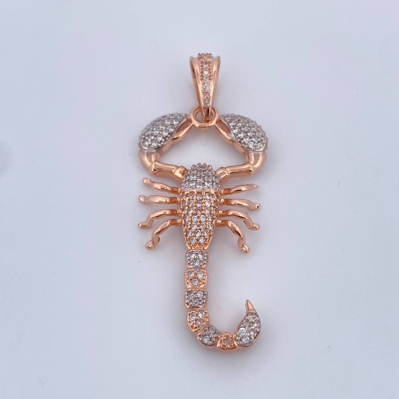 Dije Escorpion 6.35gr / 4.7cm / Circones Blancos Dos Oros Blanco Rosa 18K $