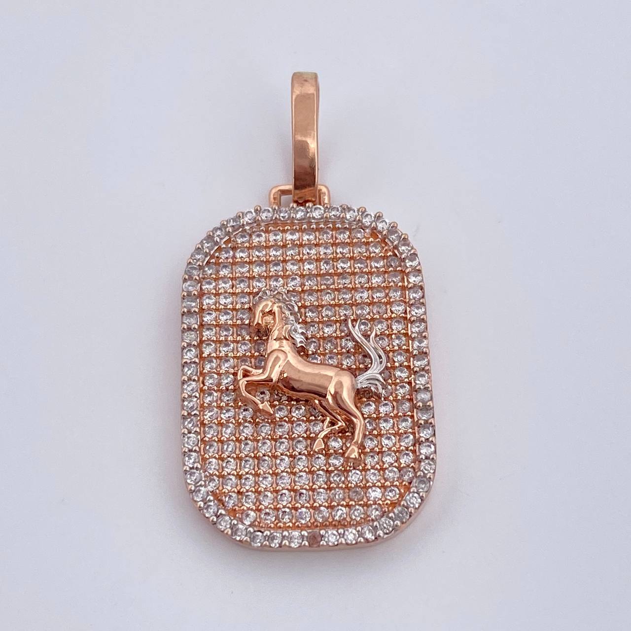 Dije Placa Caballo 5.8gr / 3.5cm / Circones Blancos Dos Oros Blanco Rosa 18K $