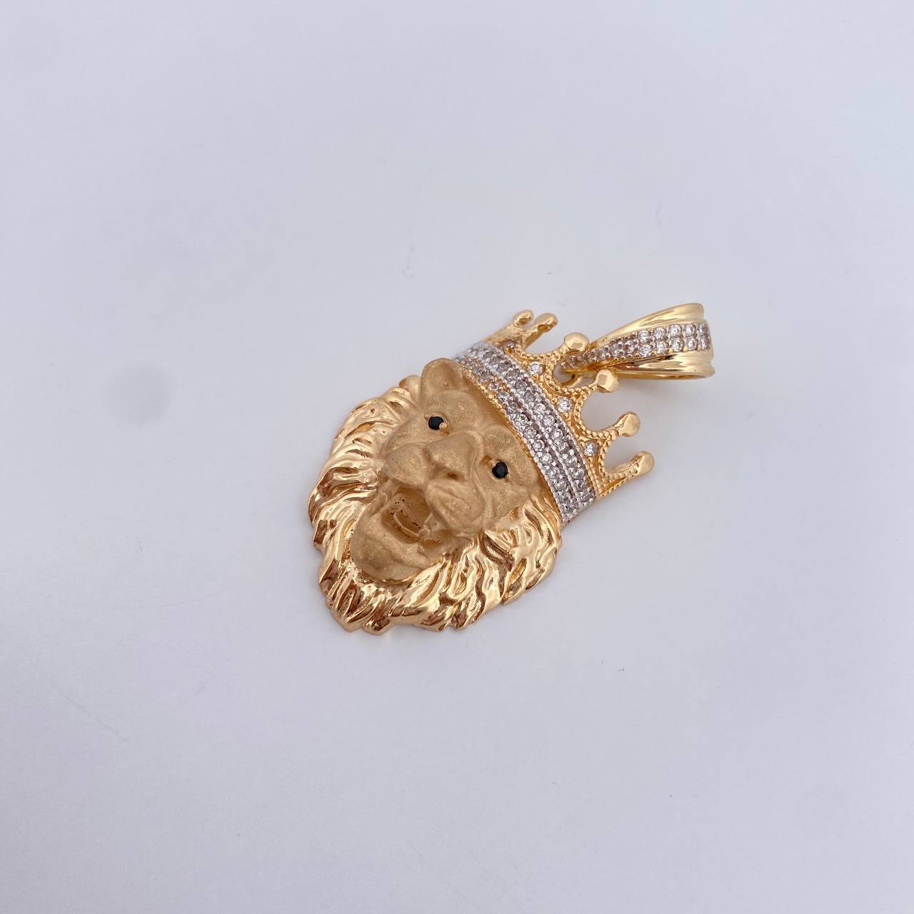 Dije Leon Corona 10gr / 4cm / Circones Negros Blancos Dos Oros Amarillo Blanco 18K $
