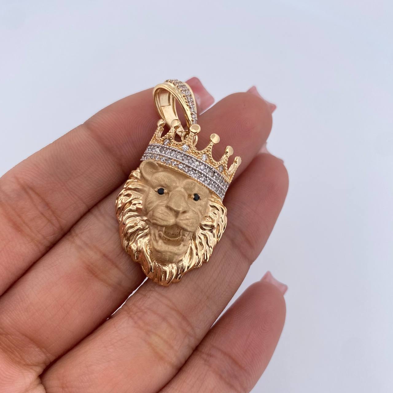 Dije Leon Corona 10gr / 4cm / Circones Negros Blancos Dos Oros Amarillo Blanco 18K $