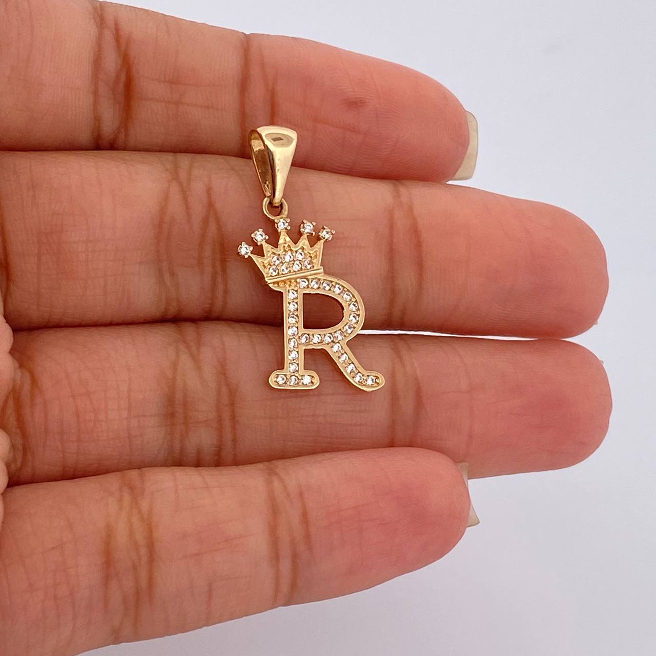 Pendant Letter R Crown 1.7gr / 0.7in / 18K Gold &