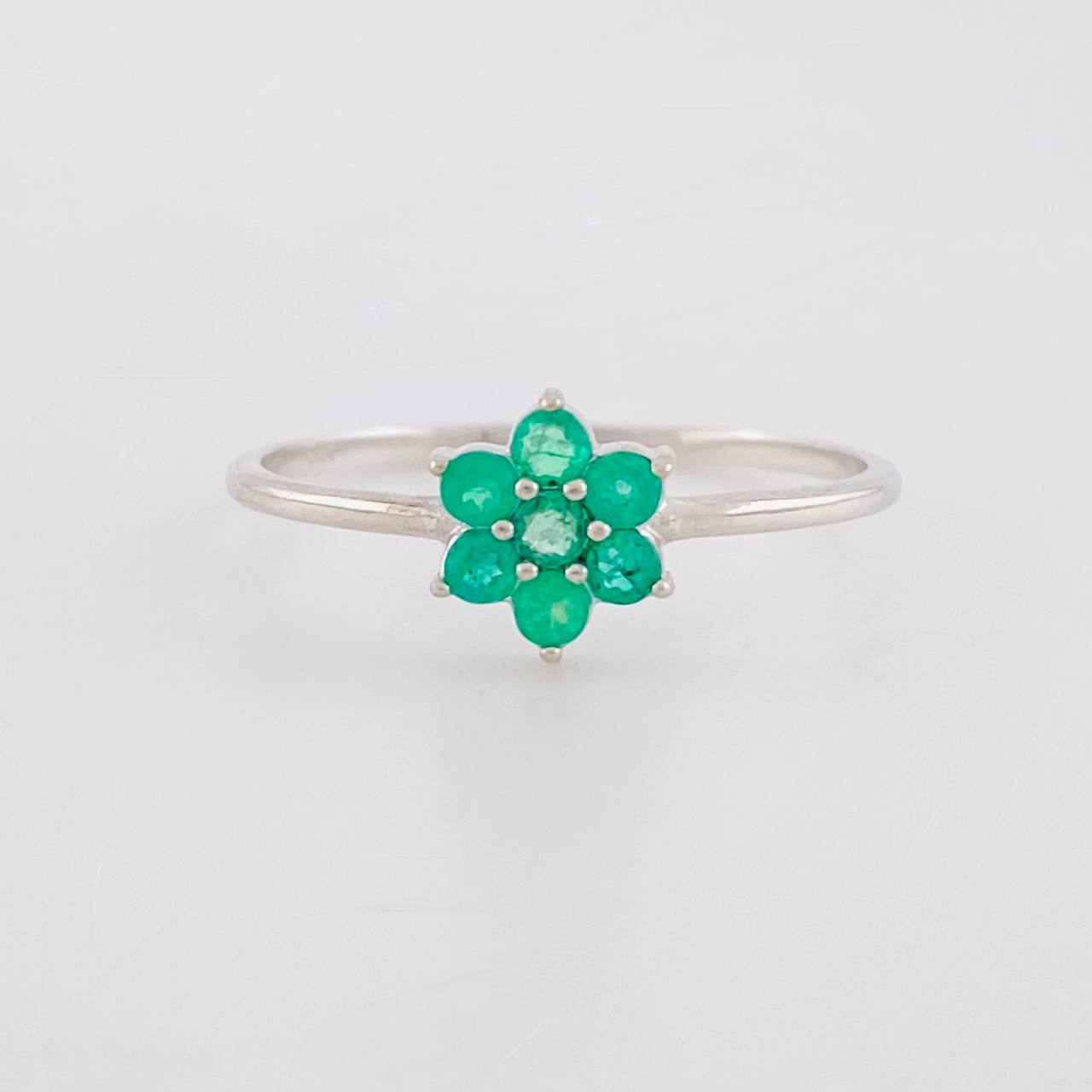 Anillo Flor Seis Petalos 1.3gr / T7 / Esmeraldas 07Pts Oro Blanco 18K (Joya)