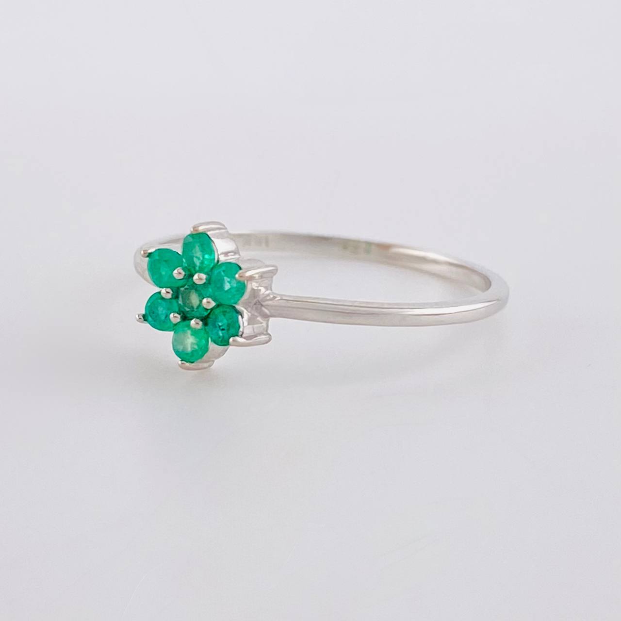 Anillo Flor Seis Petalos 1.3gr / T7 / Esmeraldas 07Pts Oro Blanco 18K (Joya)