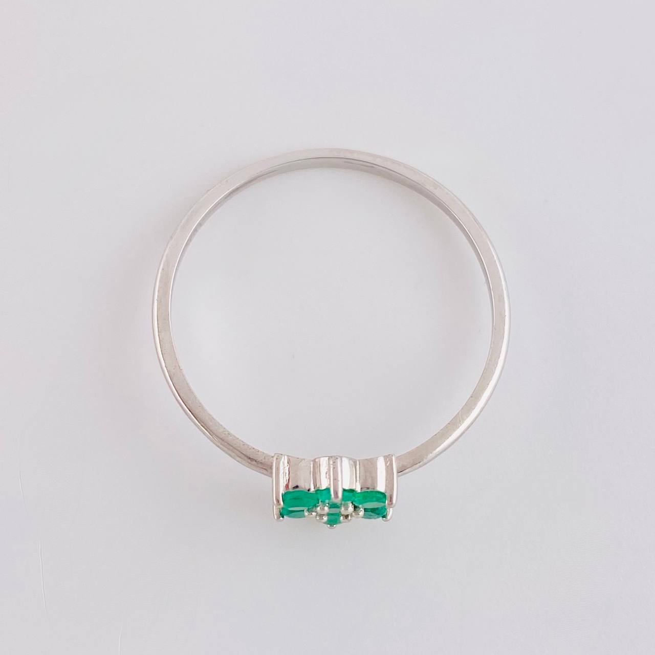 Anillo Flor Seis Petalos 1.3gr / T7 / Esmeraldas 07Pts Oro Blanco 18K (Joya)