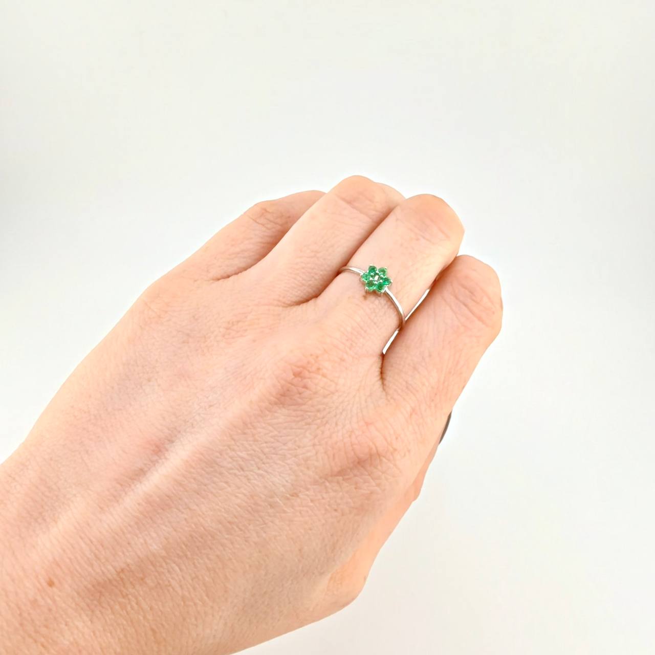 Anillo Flor Seis Petalos 1.3gr / T7 / Esmeraldas 07Pts Oro Blanco 18K (Joya)