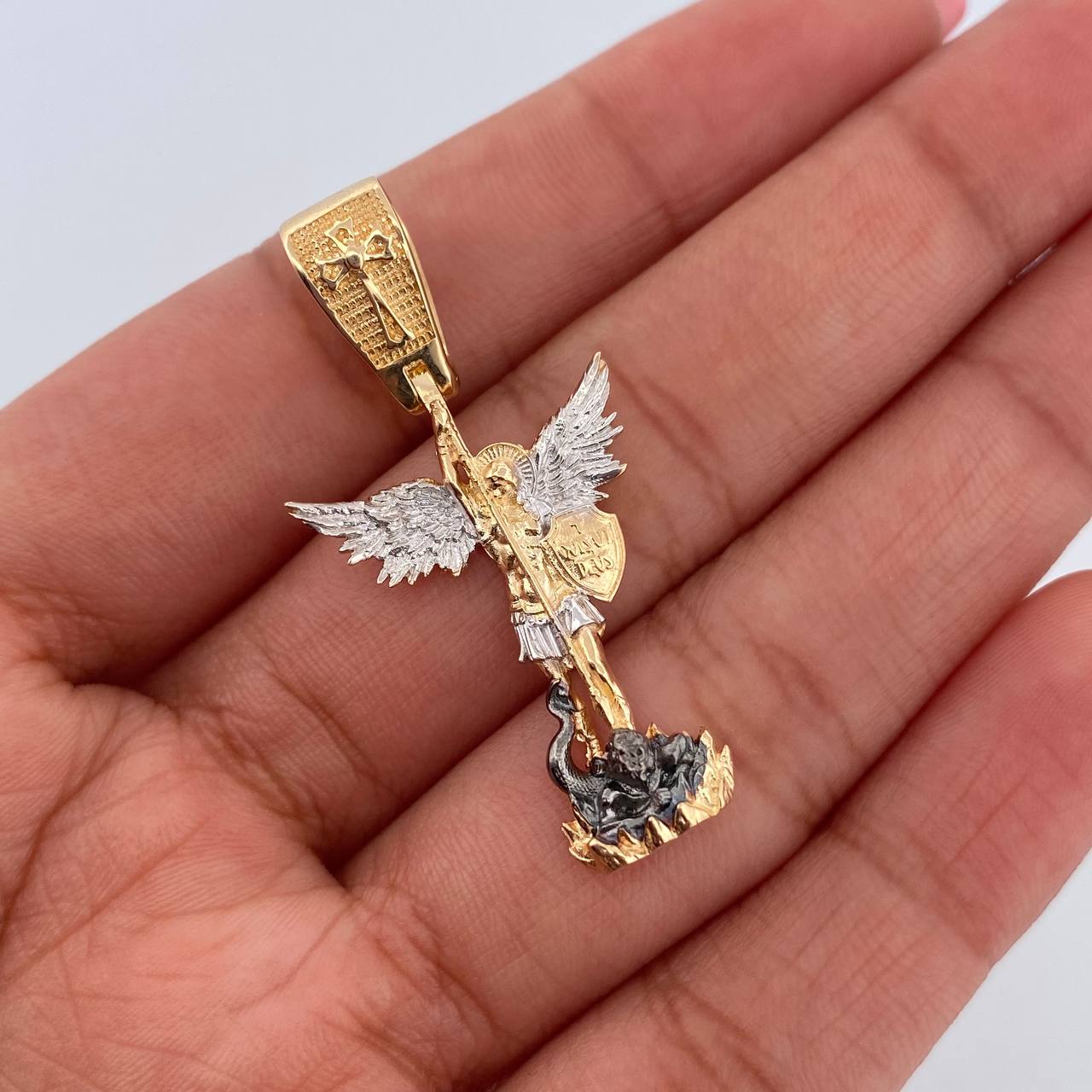 Pendant San Miguel Arcangel 5.1gr / 3.9cm / Tres Oros 18K &