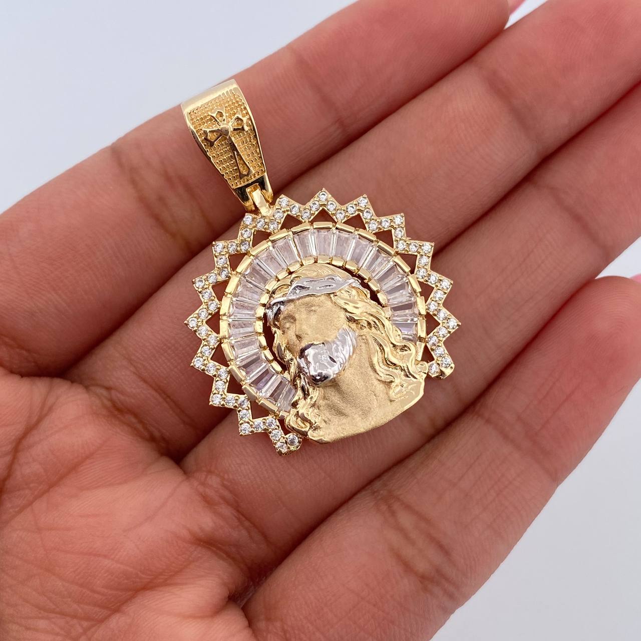 Dije Rostro Cristo 8.15gr / 3.6cm / Circones Blancos Dos Oros Amarillo Blanco 18K &