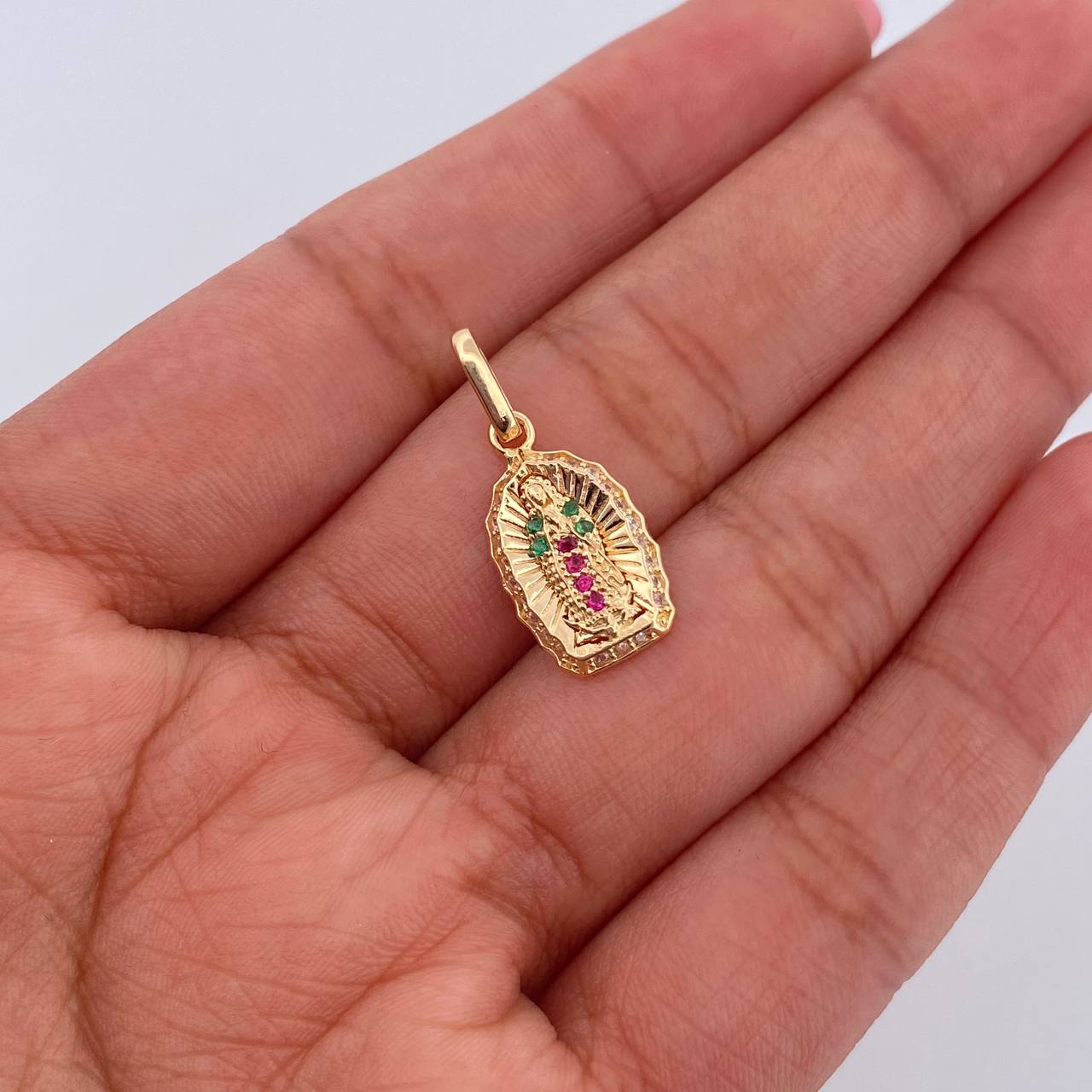 Dije Virgen Guadalupe 1.25gr / 2.1cm / Circones Fucsias Verdes Blancos Oro Amarillo 18K &
