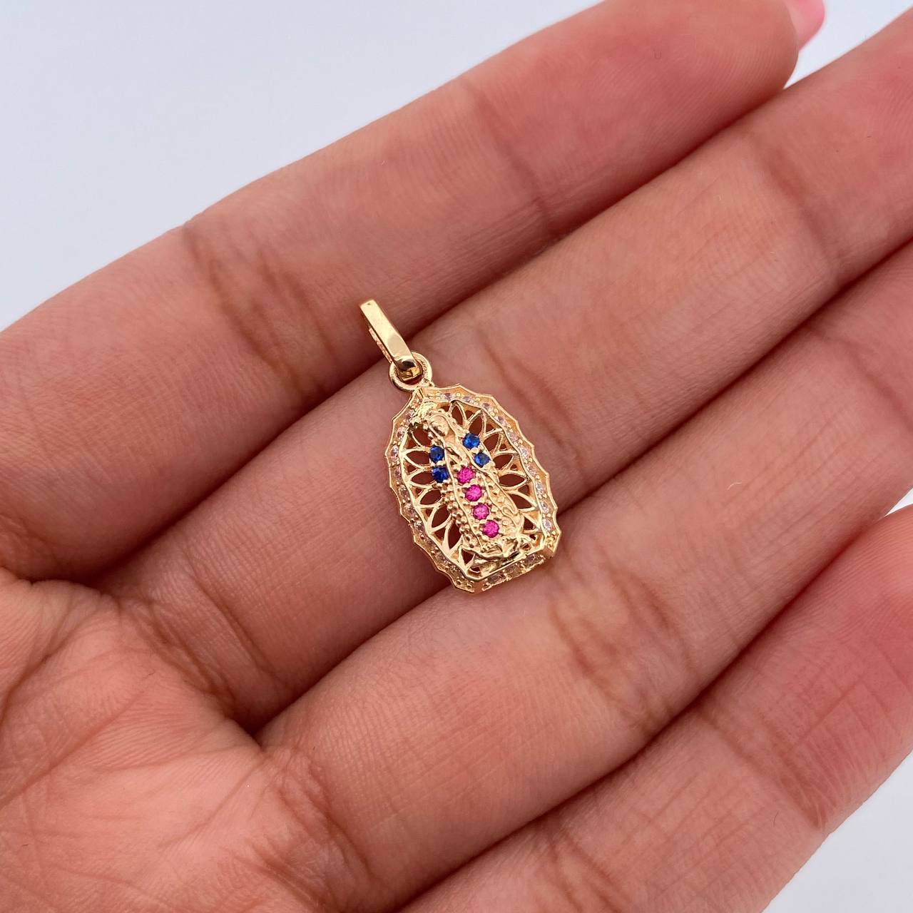 Dije Virgen Guadalupe 1.25gr / 2.1cm / Circones Fucsias Azules Blancos Oro Amarillo 18K &
