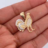 Dije Gallo 3gr / 2.3cm / Circones Blancos Dos Oros Amarillo Blanco 18K &