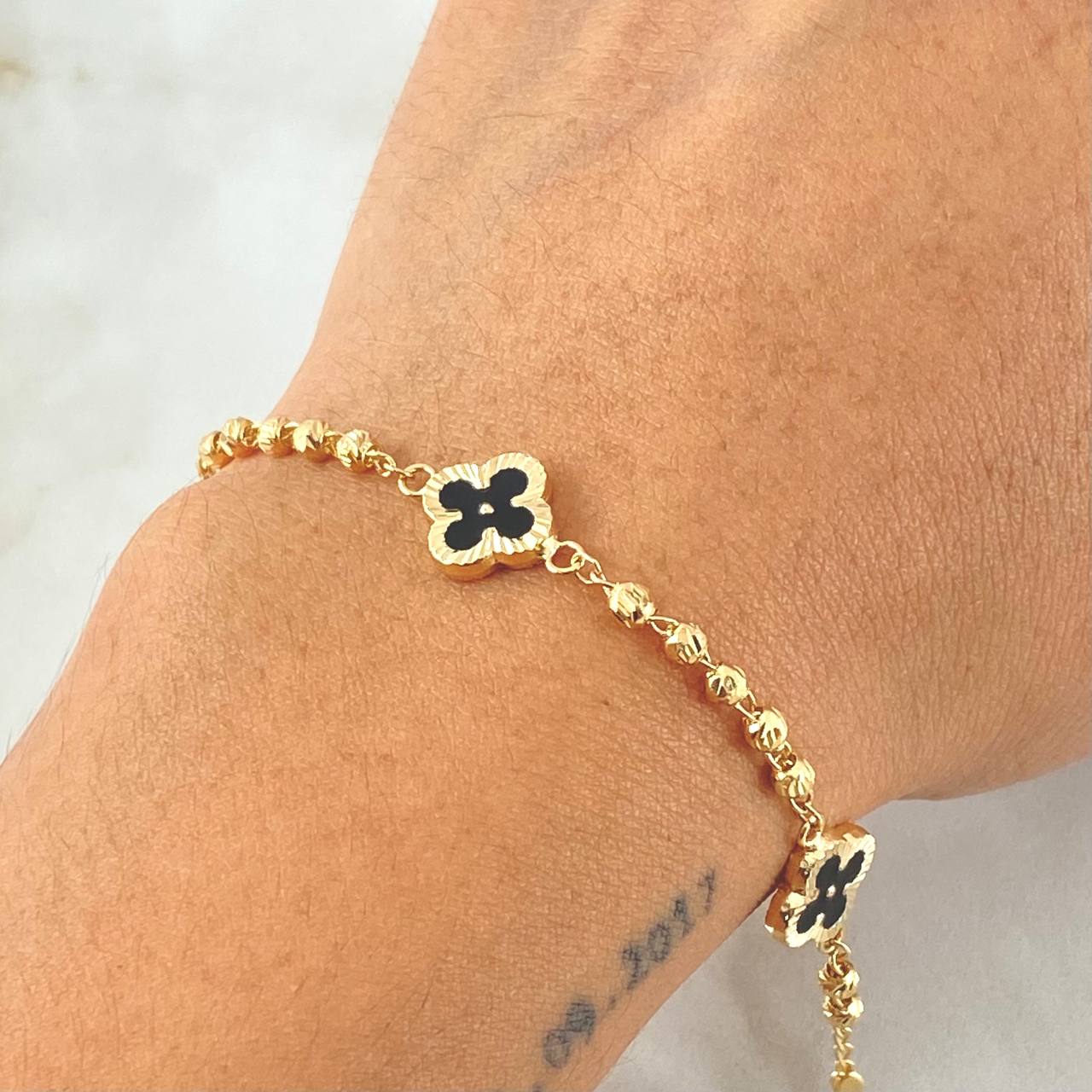 Clover Bracelet Black 4.25gr / 7.1in / 18K Gold ©