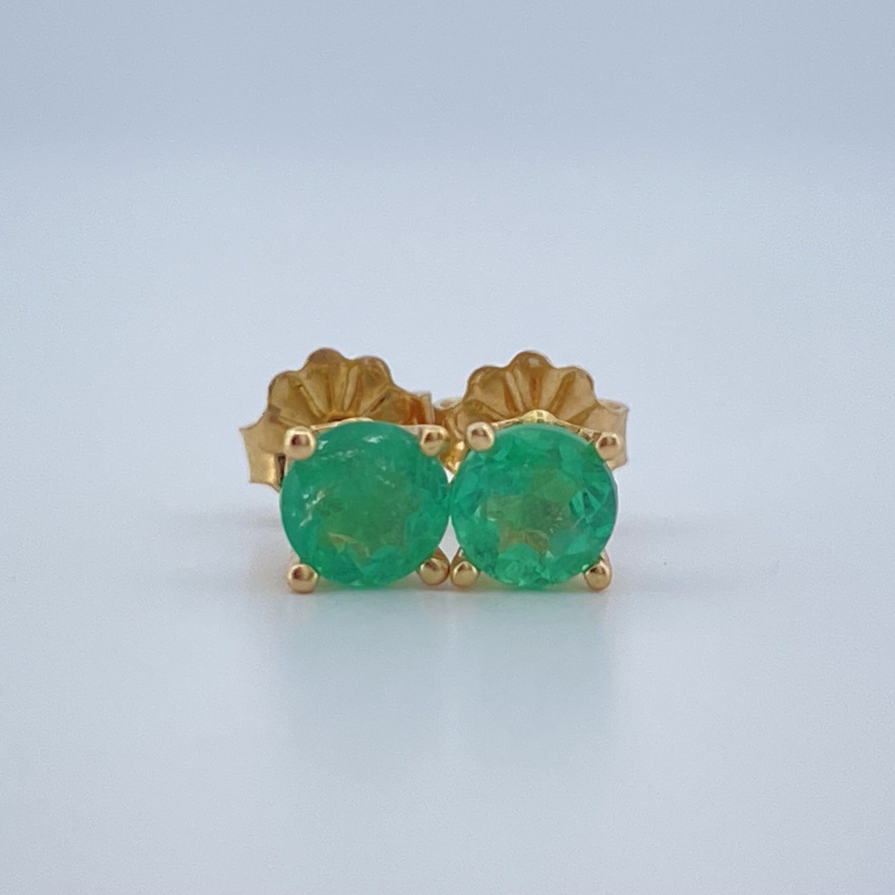 Topos Cuatro Garras Esmeralda 1gr / Oro Amarillo 18K %