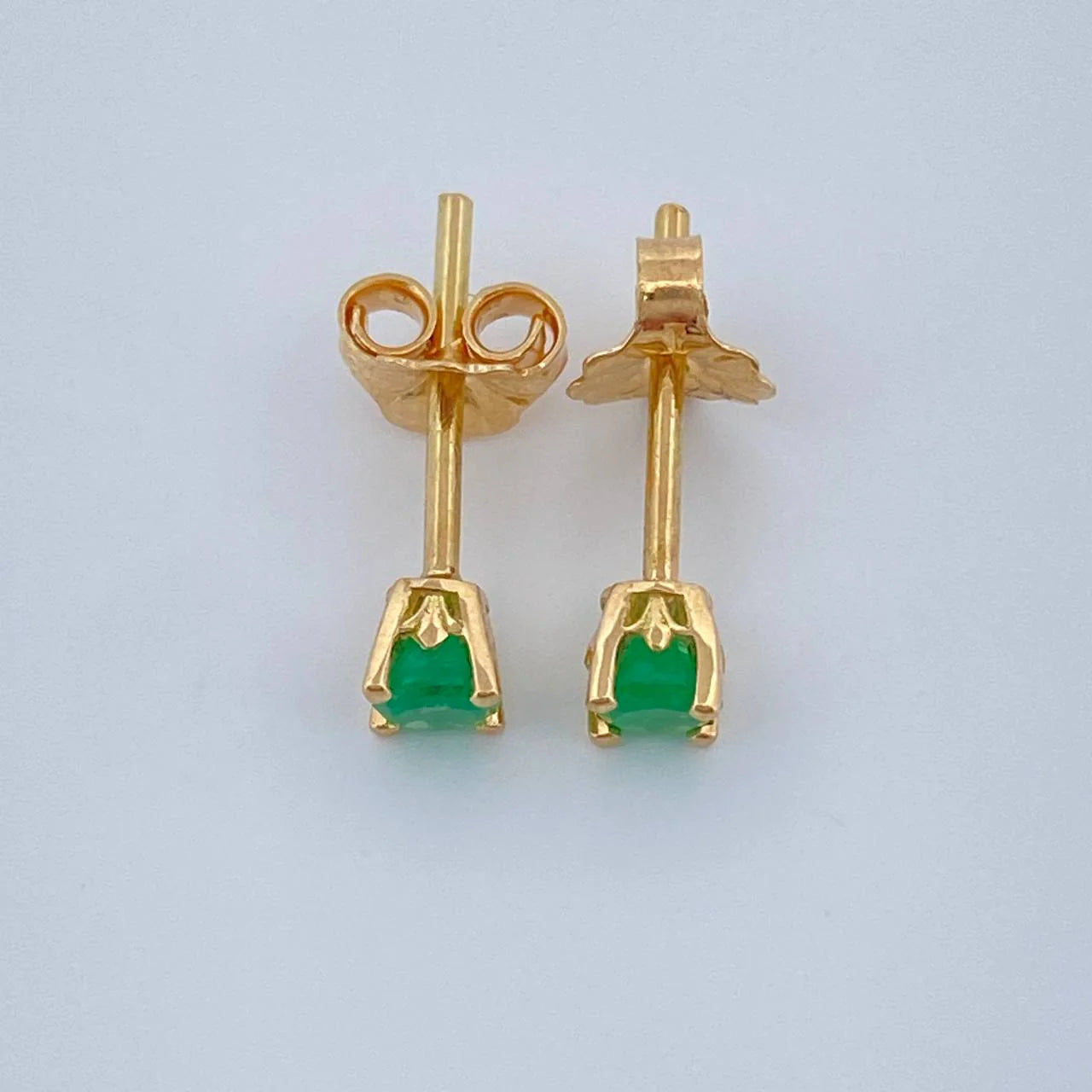 Stud Earrings Four Prongs 60 Pts Emerald 1 g / in / 4.6 mm Yellow Gold 18K