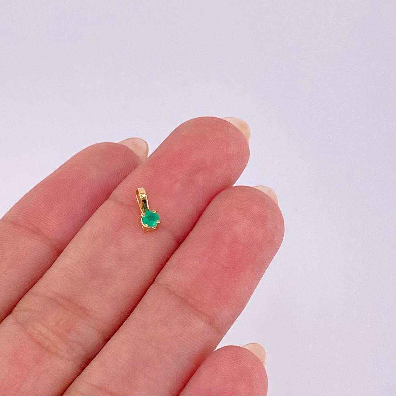 Pendant Emerald Stone 9Pts 0.2 g / 3/4 in Yellow Gold 18K