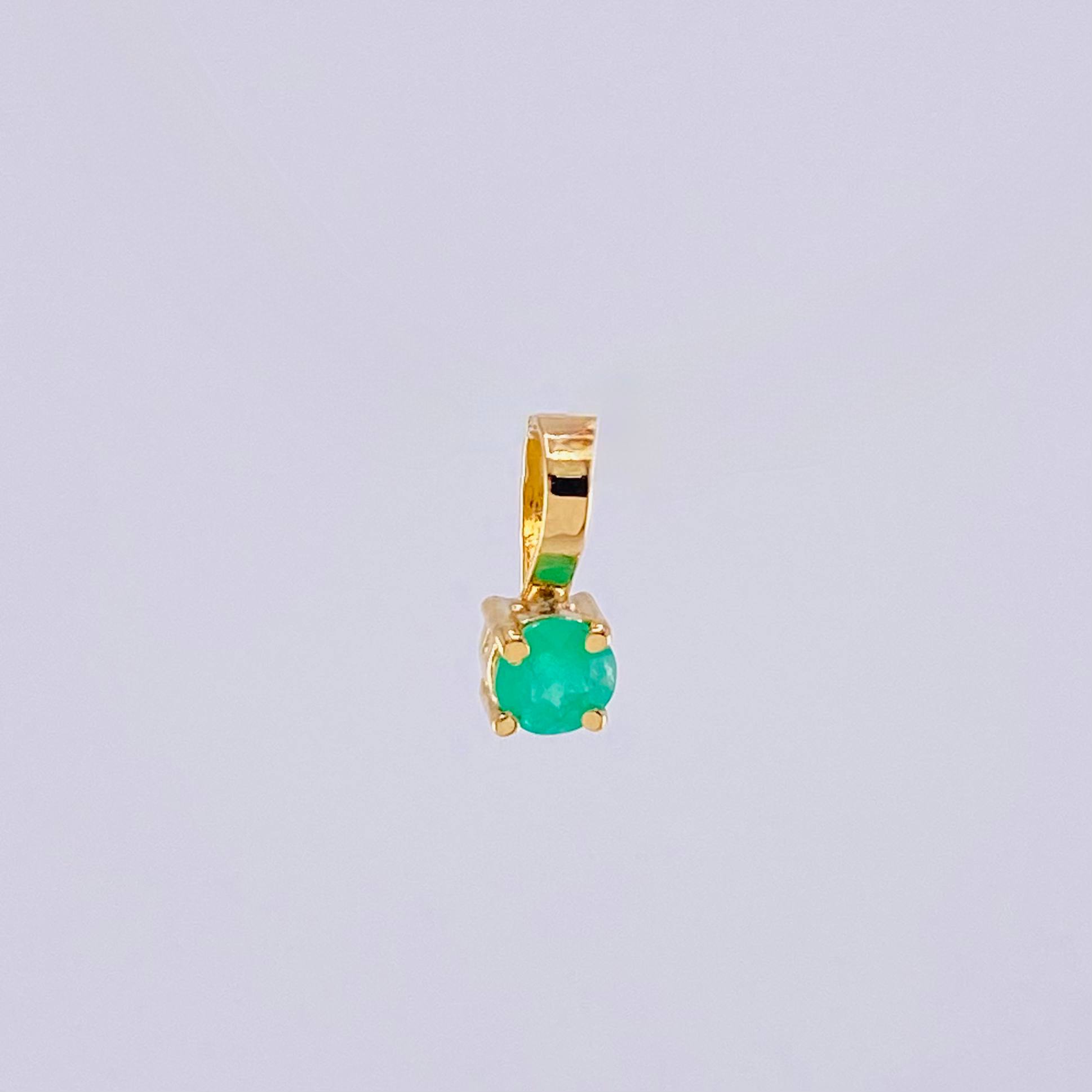 Pendant Emerald Stone 9Pts 0.2 g / 3/4 in Yellow Gold 18K