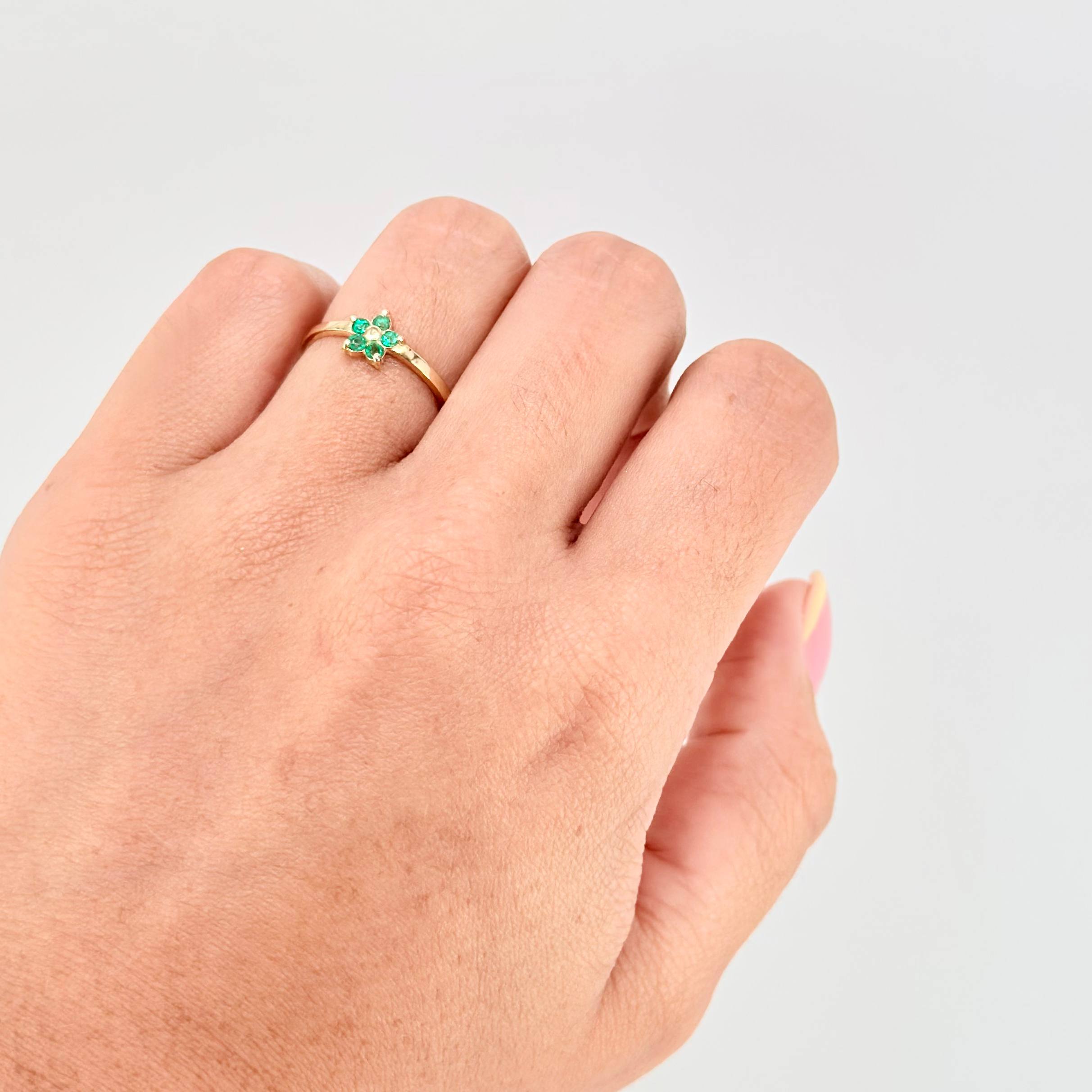 Emerald Flower Ring 20Pts 1.5 g / T5 1/2 18K Yellow Gold
