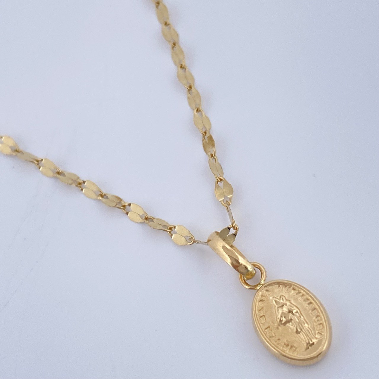 Set Cadena y Dije Flor Espejo + Virgen Maria Auxiluadora 1,5gr / Oro Amarillo 18K &