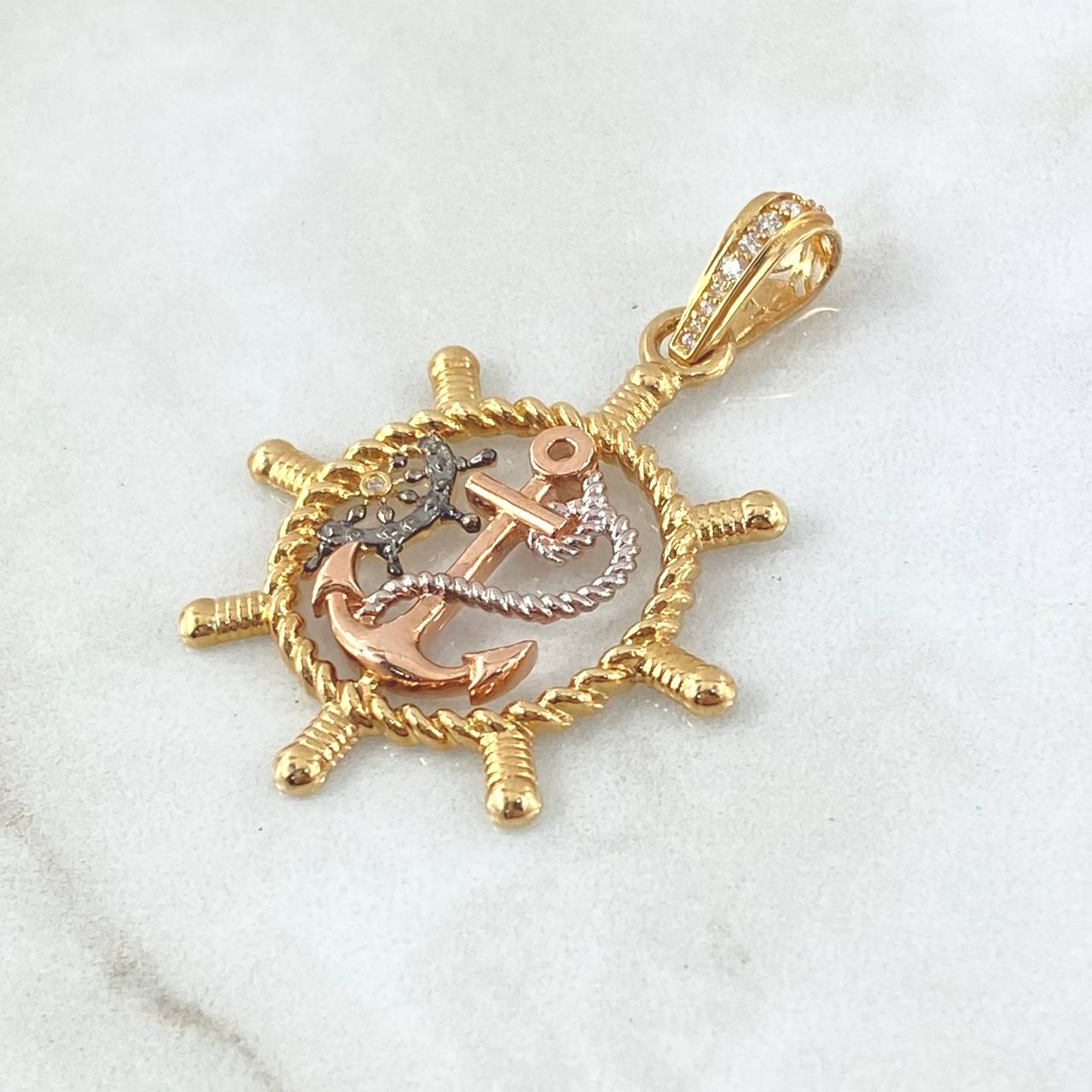 Dije Timon Ancla 6gr / 5cm / Circones Blancos Tres Oros 18K ©