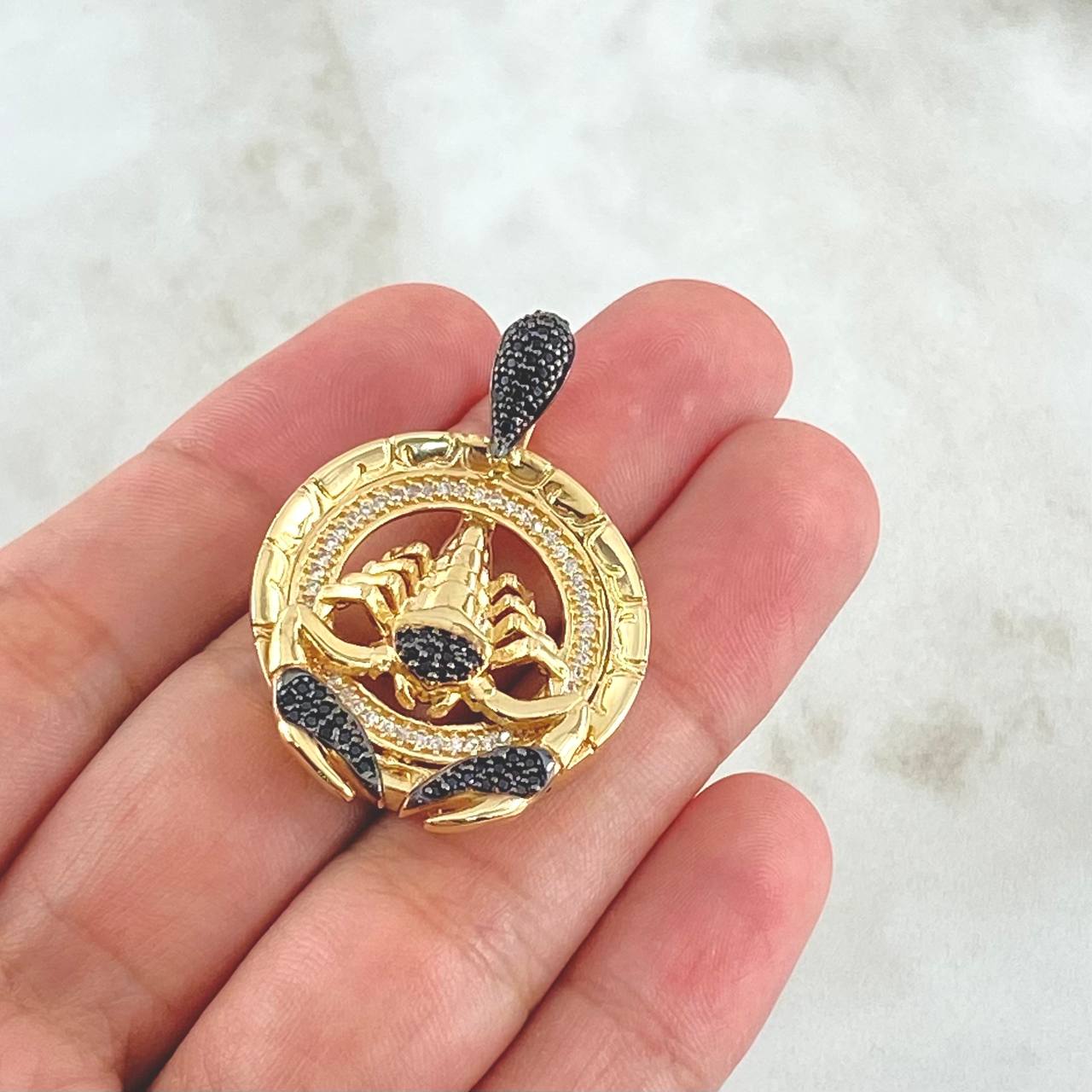 Pendant Scorpio Bow 11.5gr / 4cm / White Black Zircons 18K Yellow Gold ©