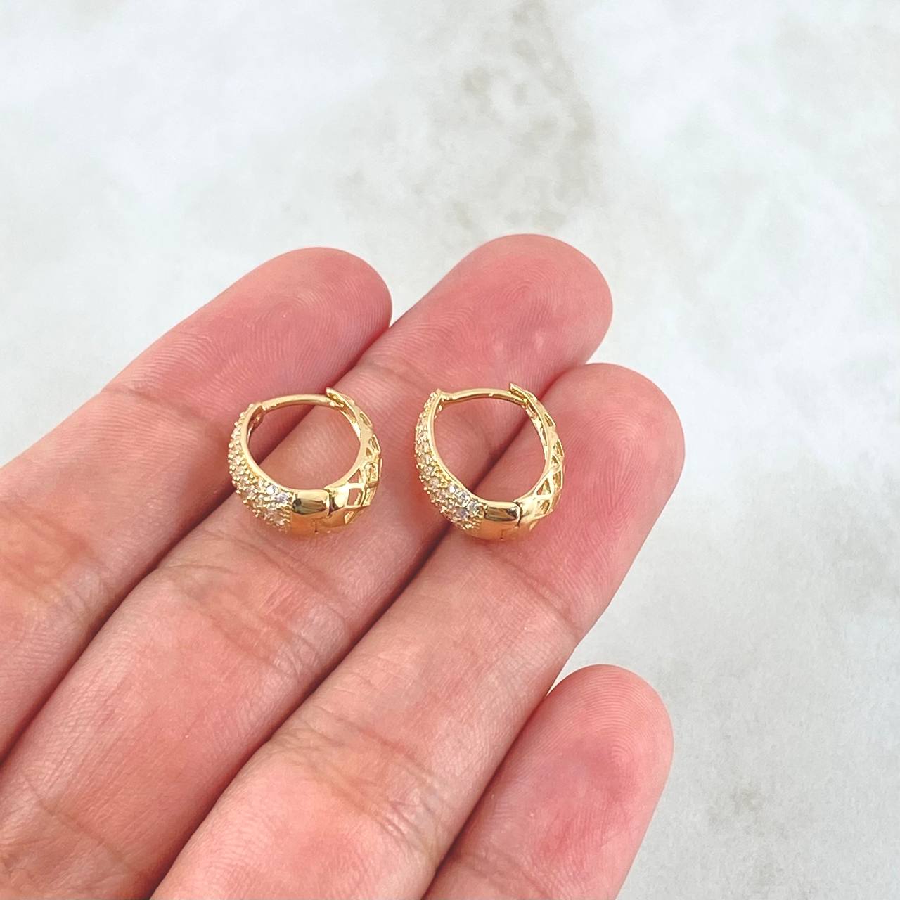 Candongas Dali Basteadas 2.45gr / 1.4cm / Circones Blancos Oro Amarillo 18K ©