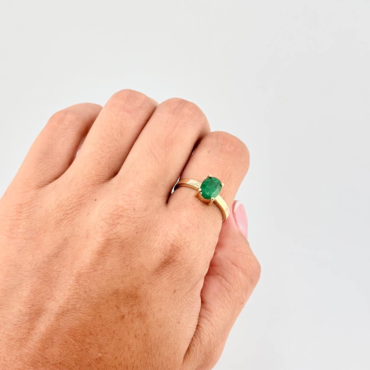 Anillo Solitario Ovalo 3.4gr / T6 1/4 / Esmeralda 2.0 Qts Oro Amarillo 18K (Joya)╦
