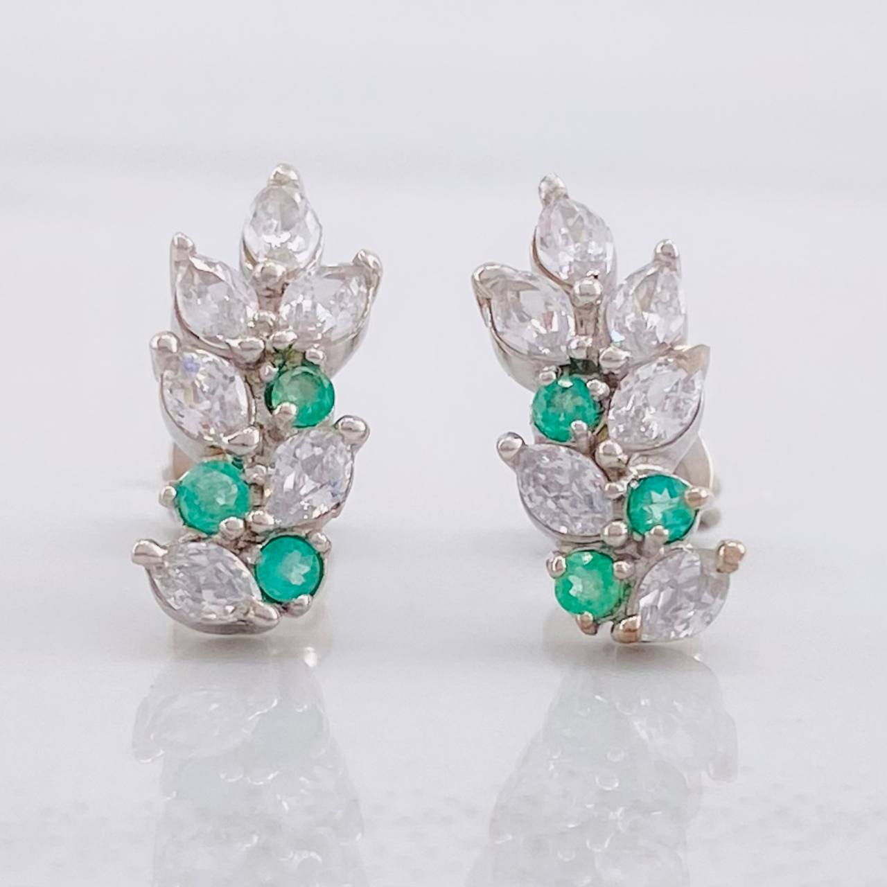 Stud Earrings Sequential Leaves Emeralds 7pts 1.8g / in / 5.8mm Silver 950