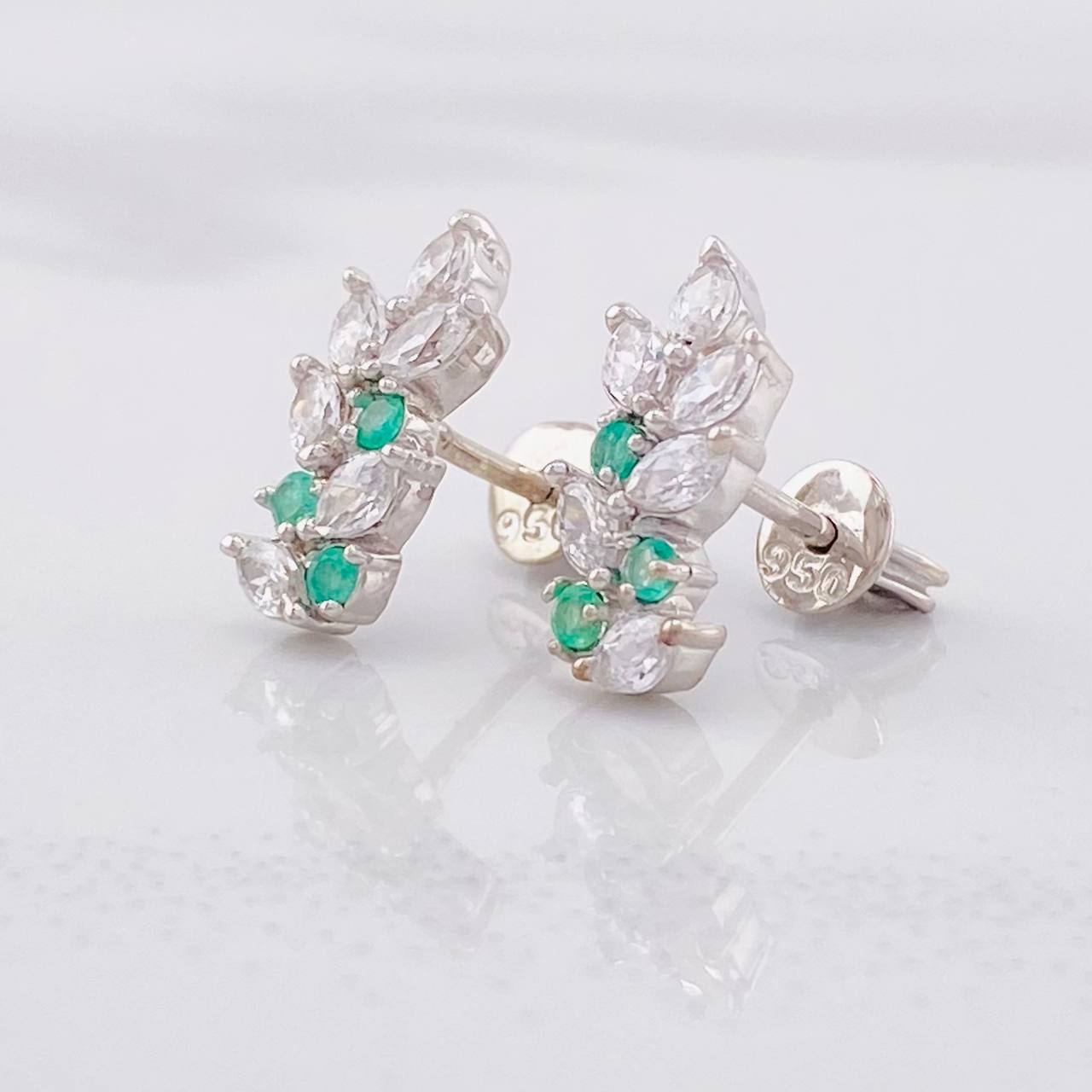 Stud Earrings Sequential Leaves Emeralds 7pts 1.8g / in / 5.8mm Silver 950