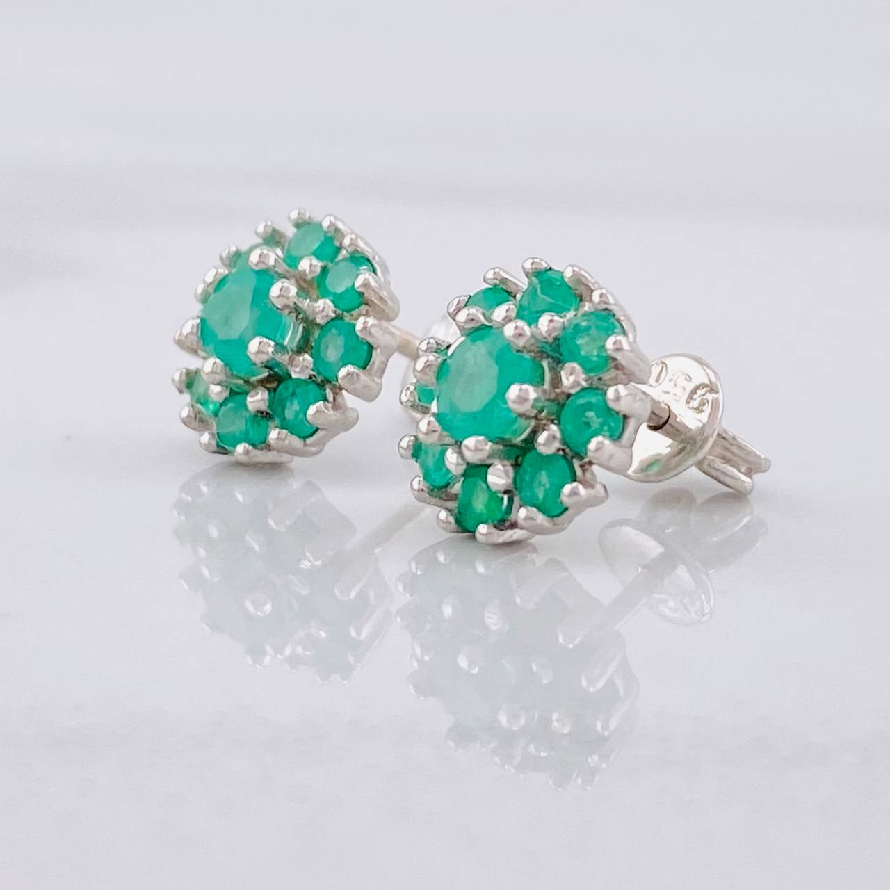 Topos Flor Ocho Petalos Esmeraldas 87pts 2.3g / in / 9.3mm Plata 950