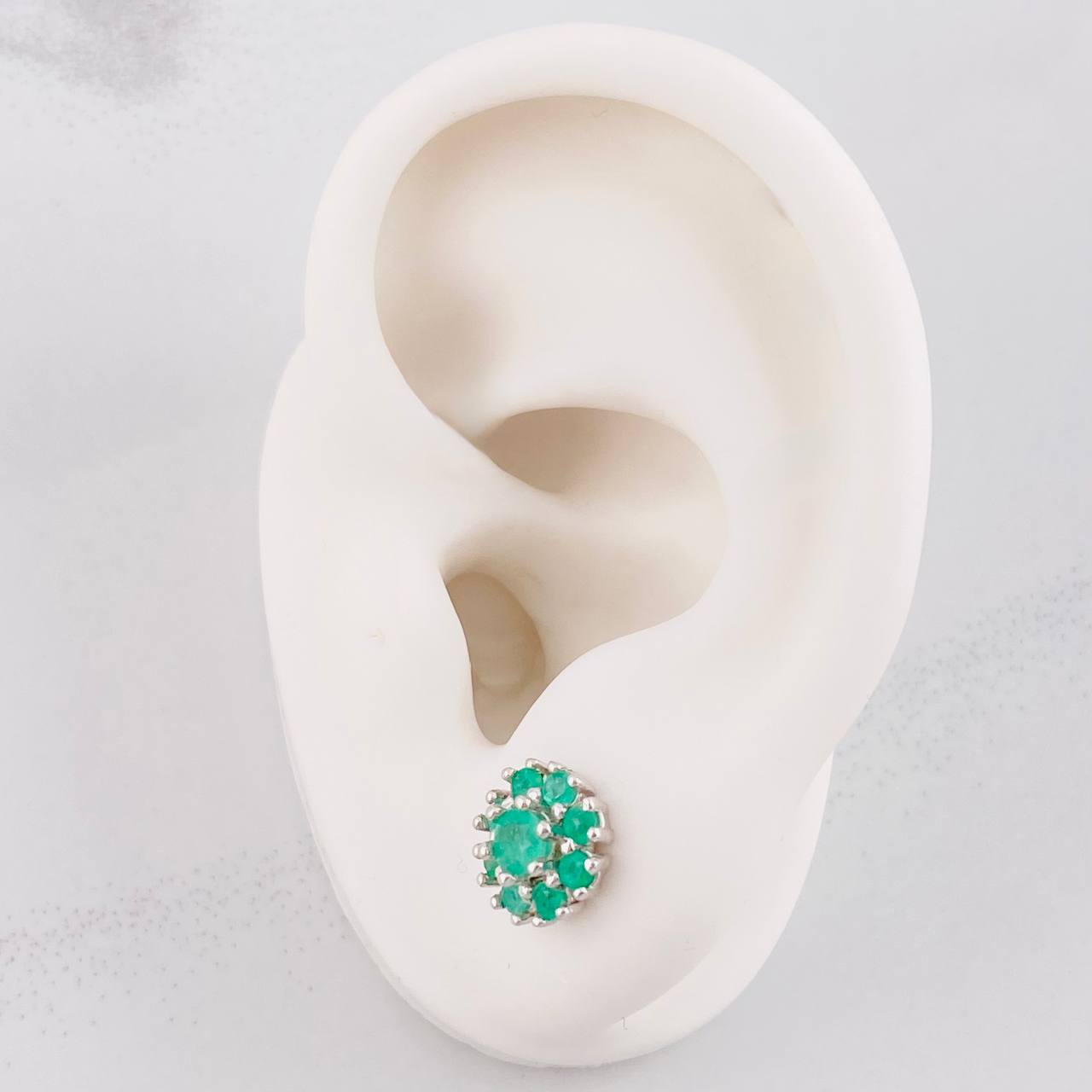 Topos Flor Ocho Petalos Esmeraldas 87pts 2.3g / in / 9.3mm Plata 950