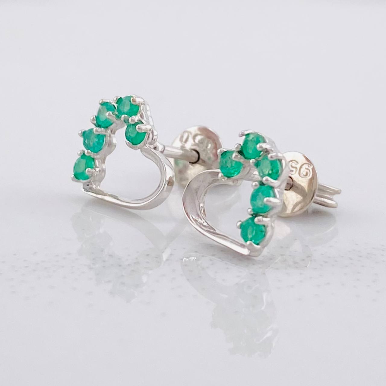 Topos Corazón Silueta Esmeraldas 20pts 1.05g / in / 7.2mm Plata 950