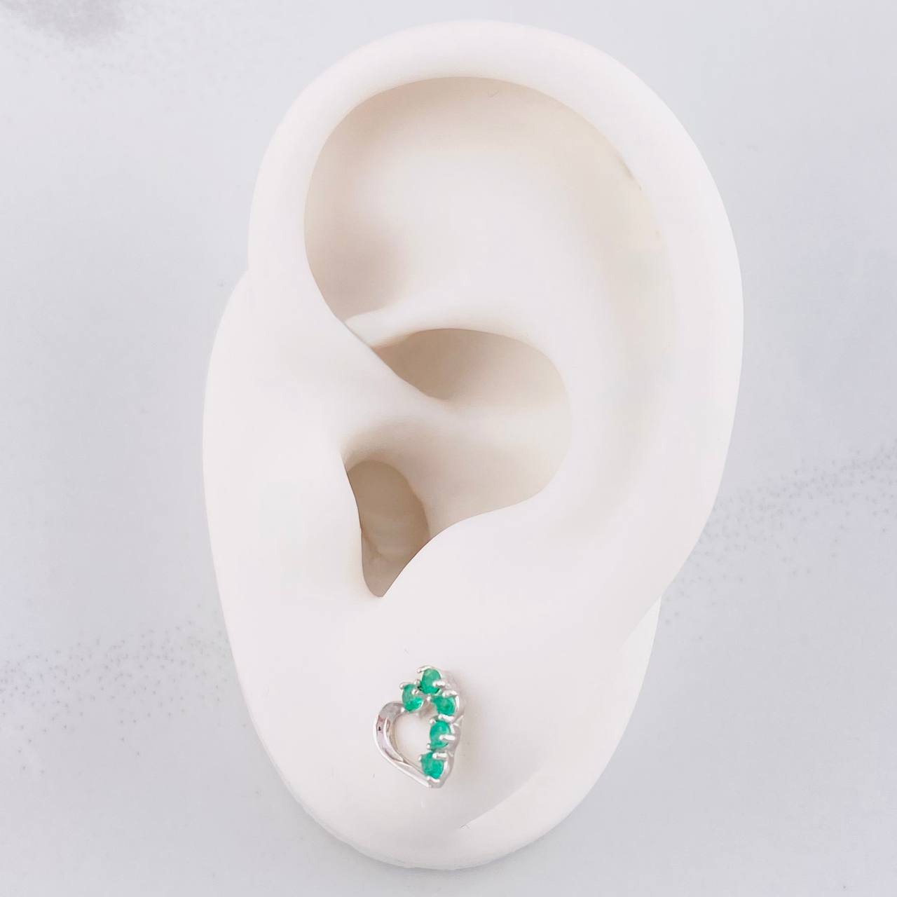 Topos Corazón Silueta Esmeraldas 20pts 1.05g / in / 7.2mm Plata 950