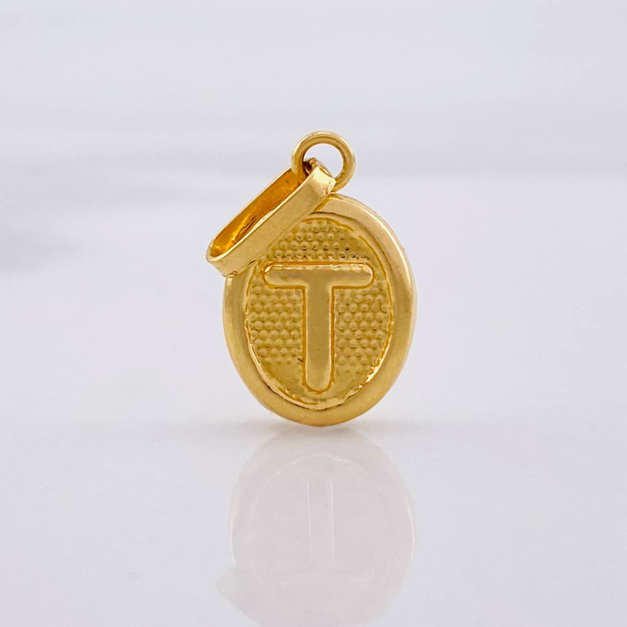 Pendant Letter T 0.6gr / 3/4 in / 18K Gold