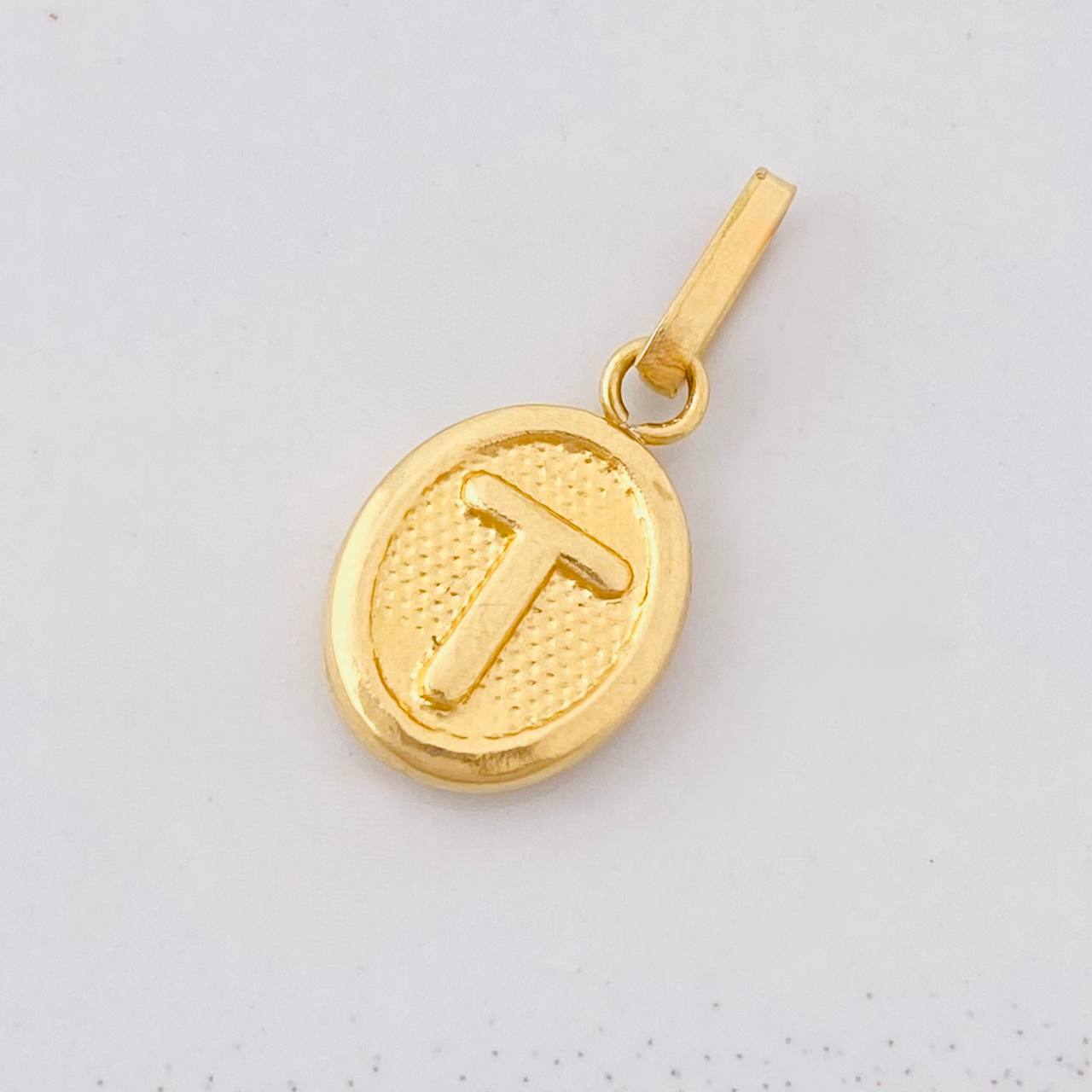 Pendant Letter T 0.6gr / 3/4 in / 18K Gold