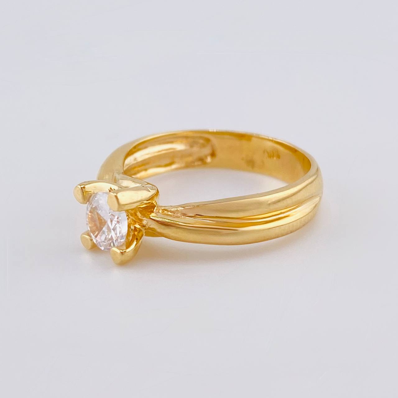 Anillo Solitario Abrazado 3.95 g / T6 1/4 Oro Amarillo 18K