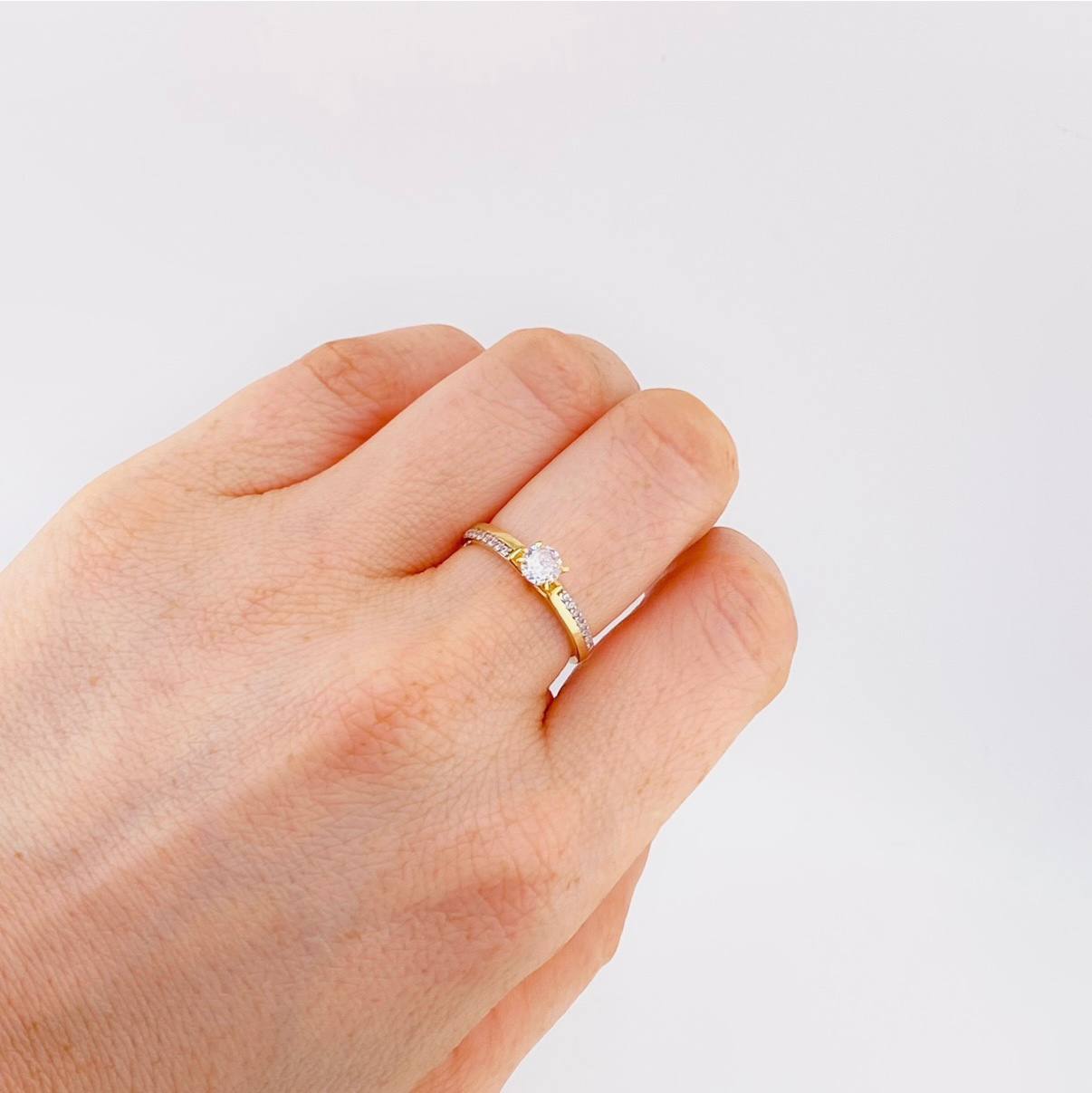 Solitaire Ring with Interlaced Lines 2.3 g / T6 1/2 Yellow Gold 18K