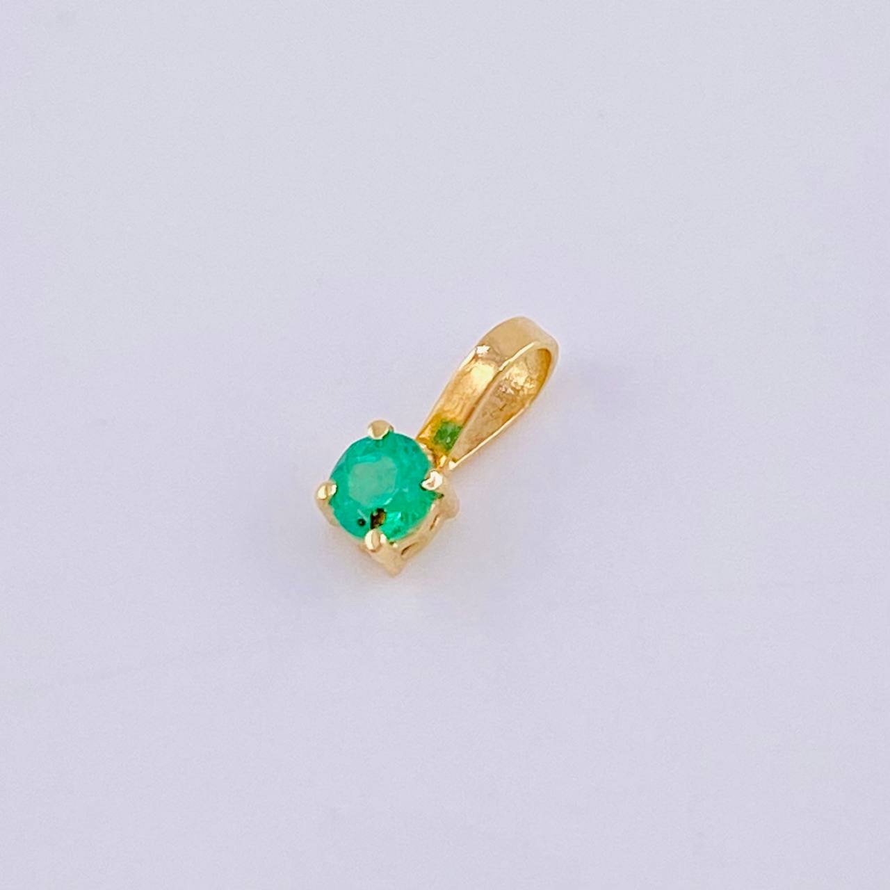 Pendant Emerald Stone 8Pts 0.2 g / 1/4 in Yellow Gold 18K