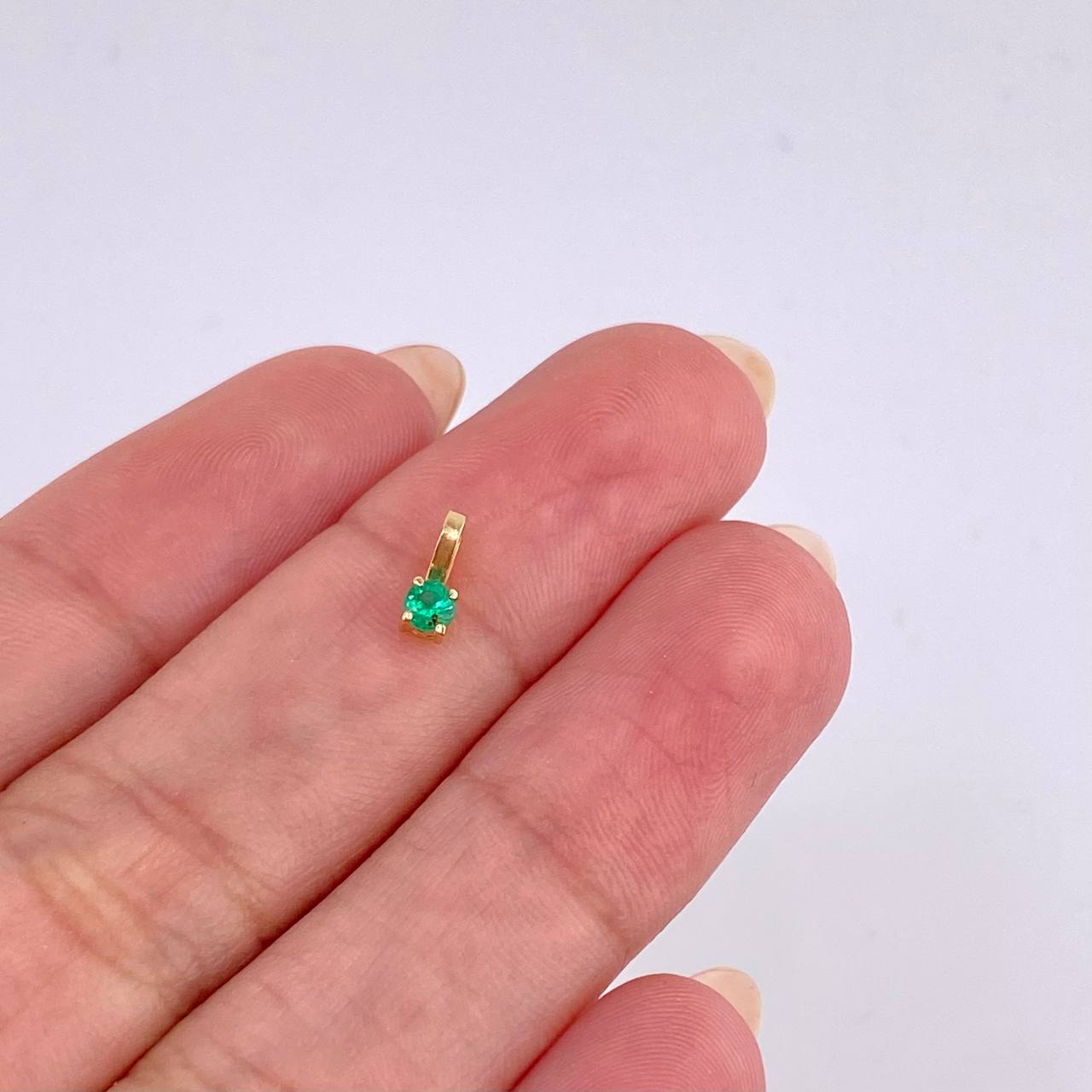 Pendant Emerald Stone 8Pts 0.2 g / 1/4 in Yellow Gold 18K